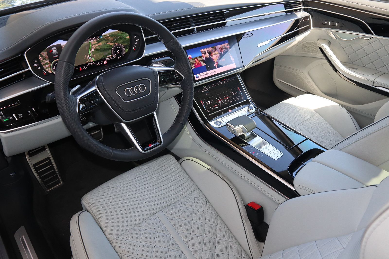 Audi A8L 60 TFSIe lang exclusive S-LINE - Samsaru's Car Outlet