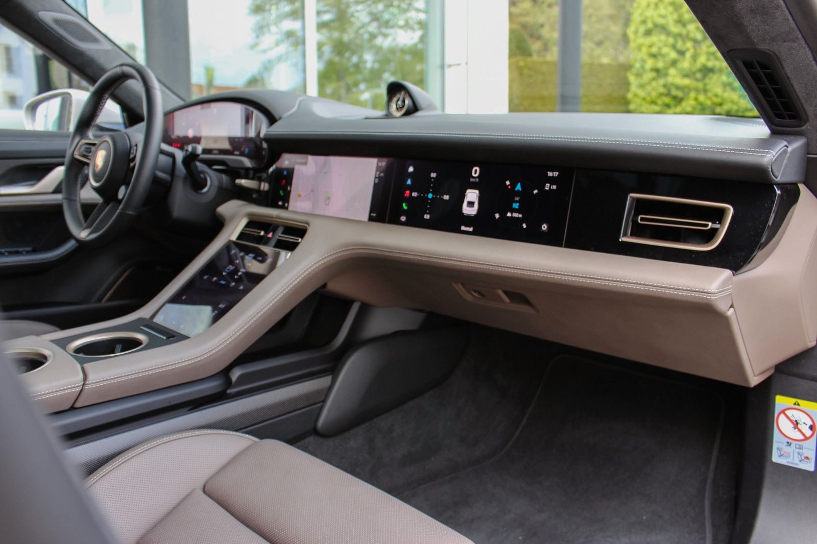 Porsche Taycan Turbo S / ENTERTAINMENT / BEIFAHRER DISP.