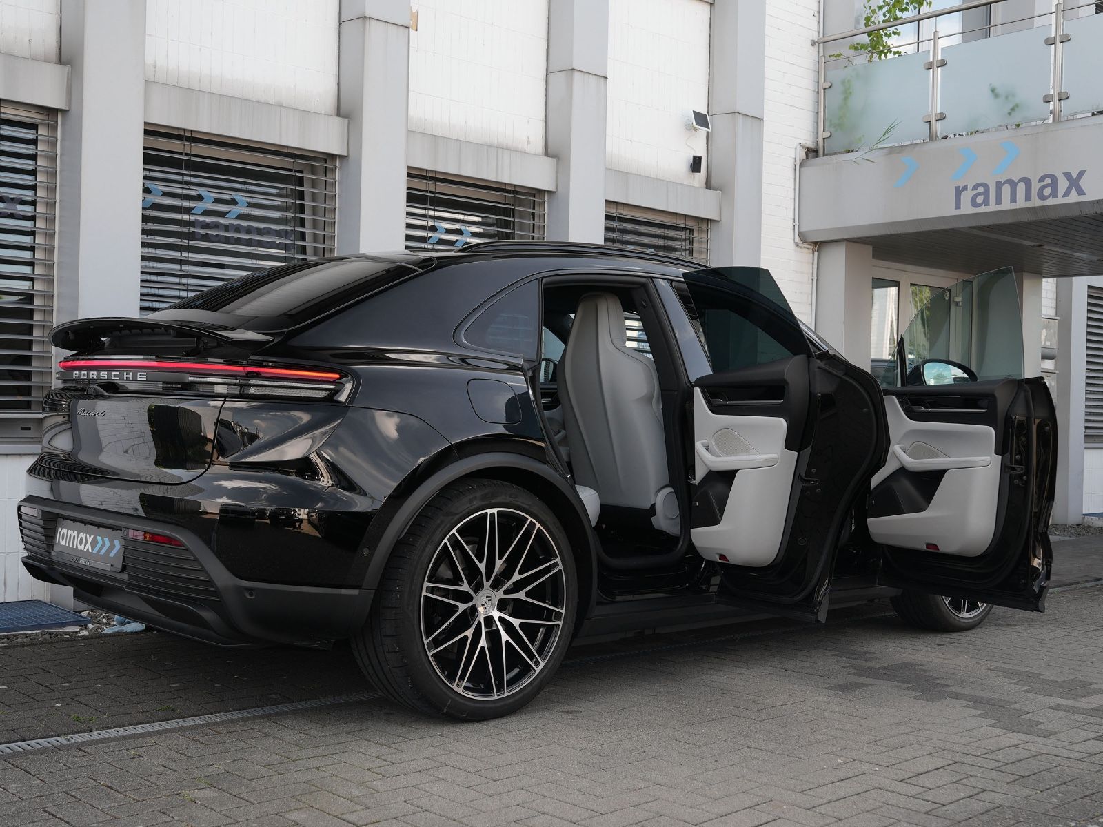 Porsche Macan 4 - Samsaru's Car Outlet