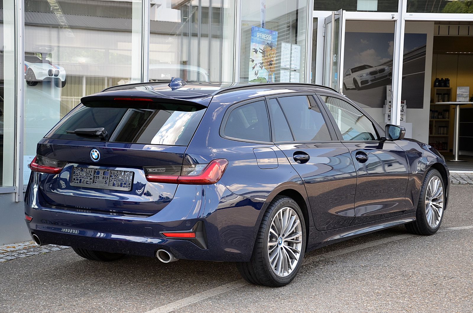 BMW 330e - Samsaru's Car Outlet