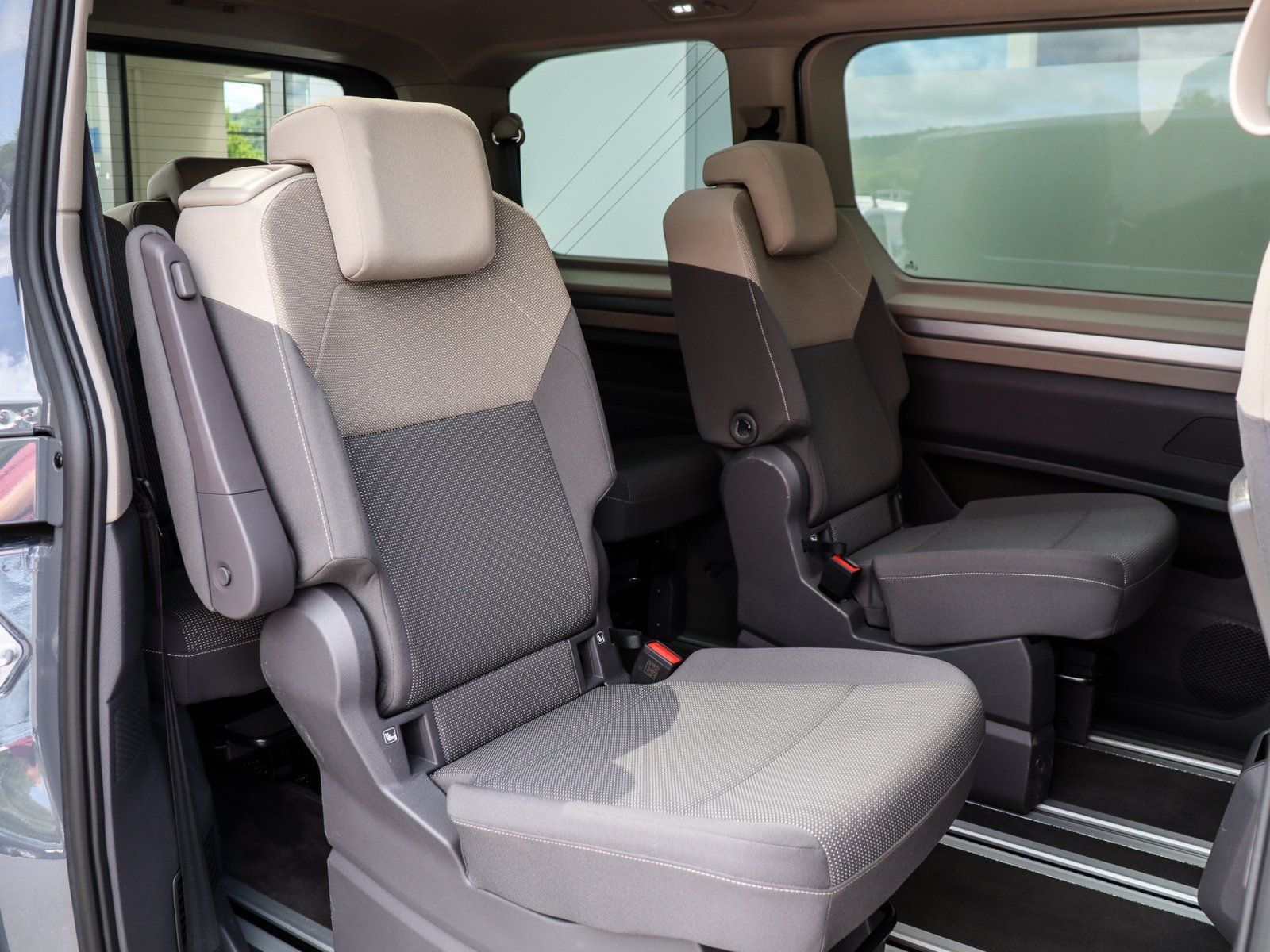 Volkswagen T7 Multivan 1.5 TSI DSG Life - Samsaru's Car Outlet