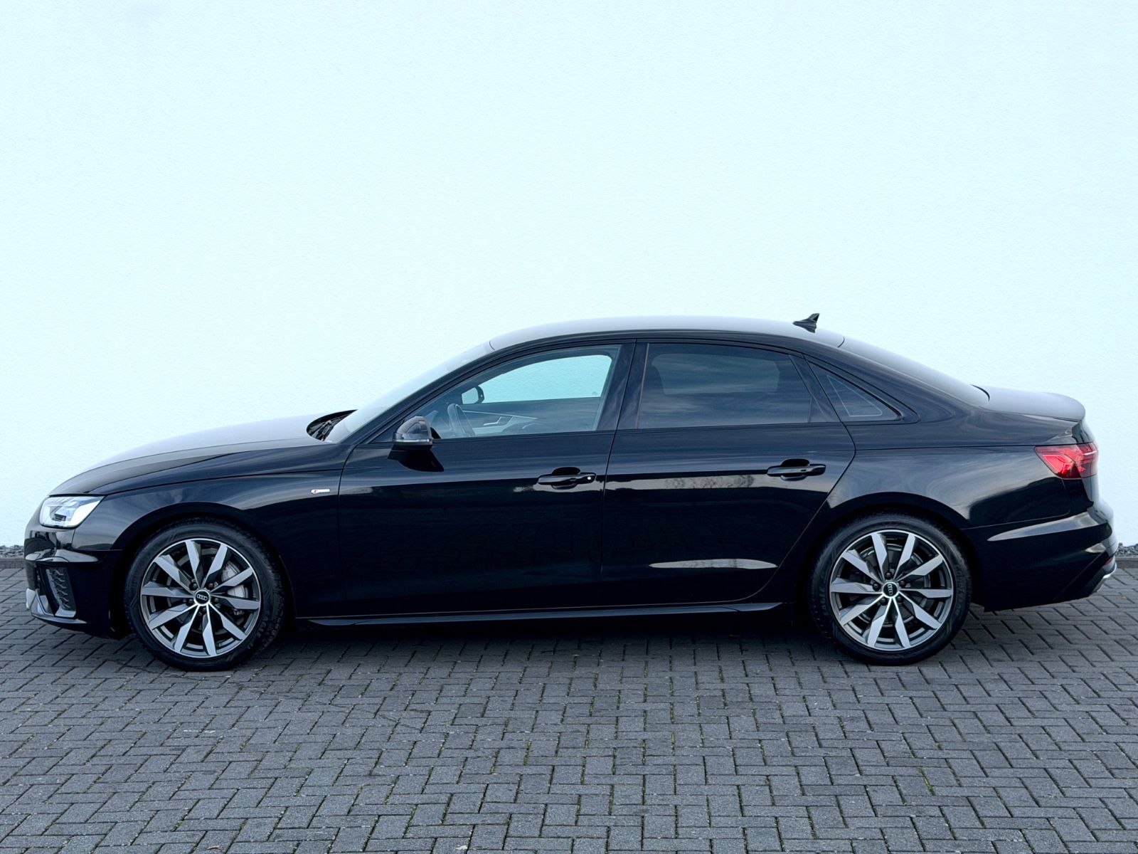 Audi A4 Lim. 40 TDI quattro S line /NAVI/LED/CAM/