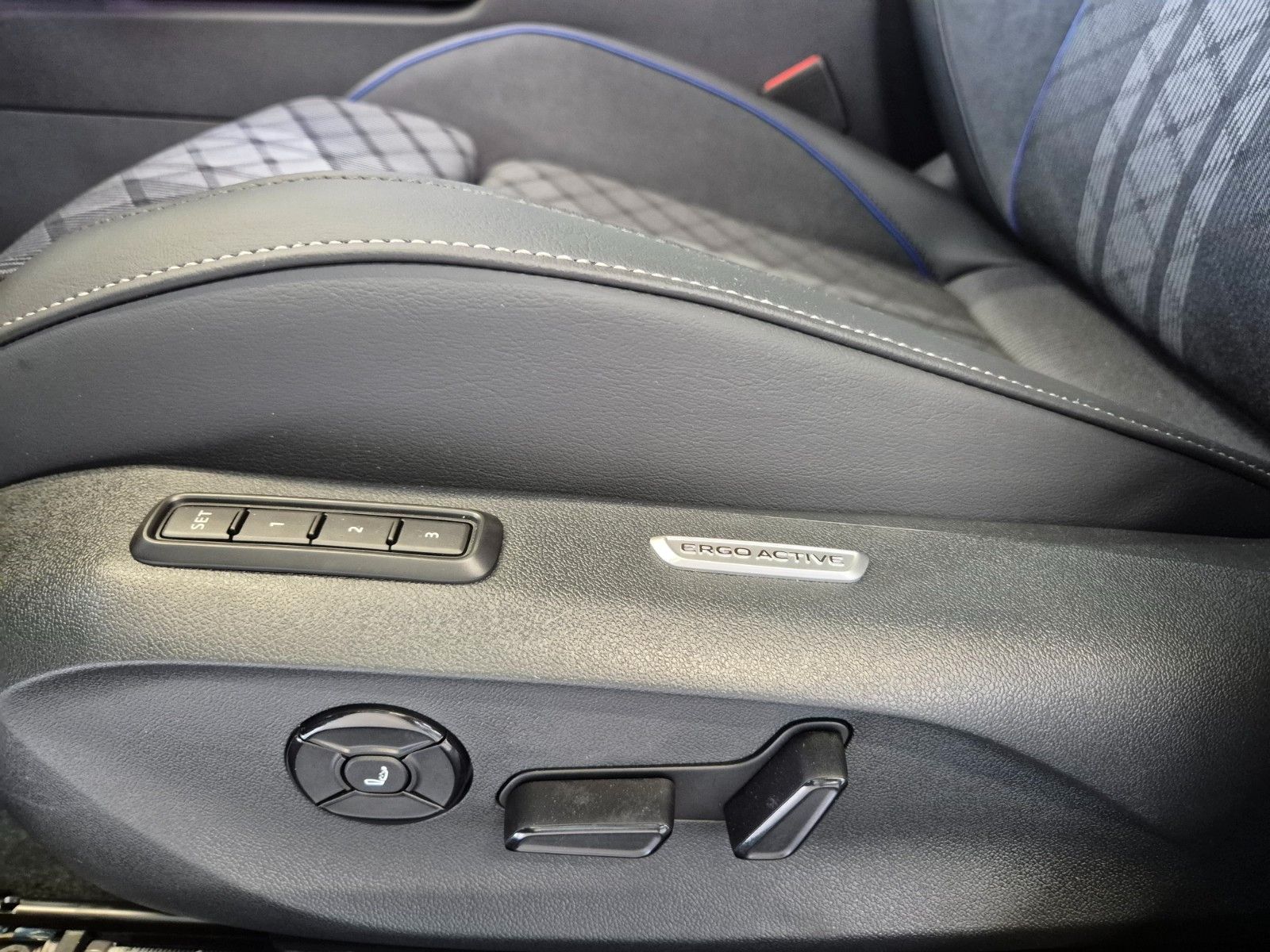 Volkswagen PASSAT VARIANT 2.0 TSI 4M R-LINE IQ PANO HUD AHK