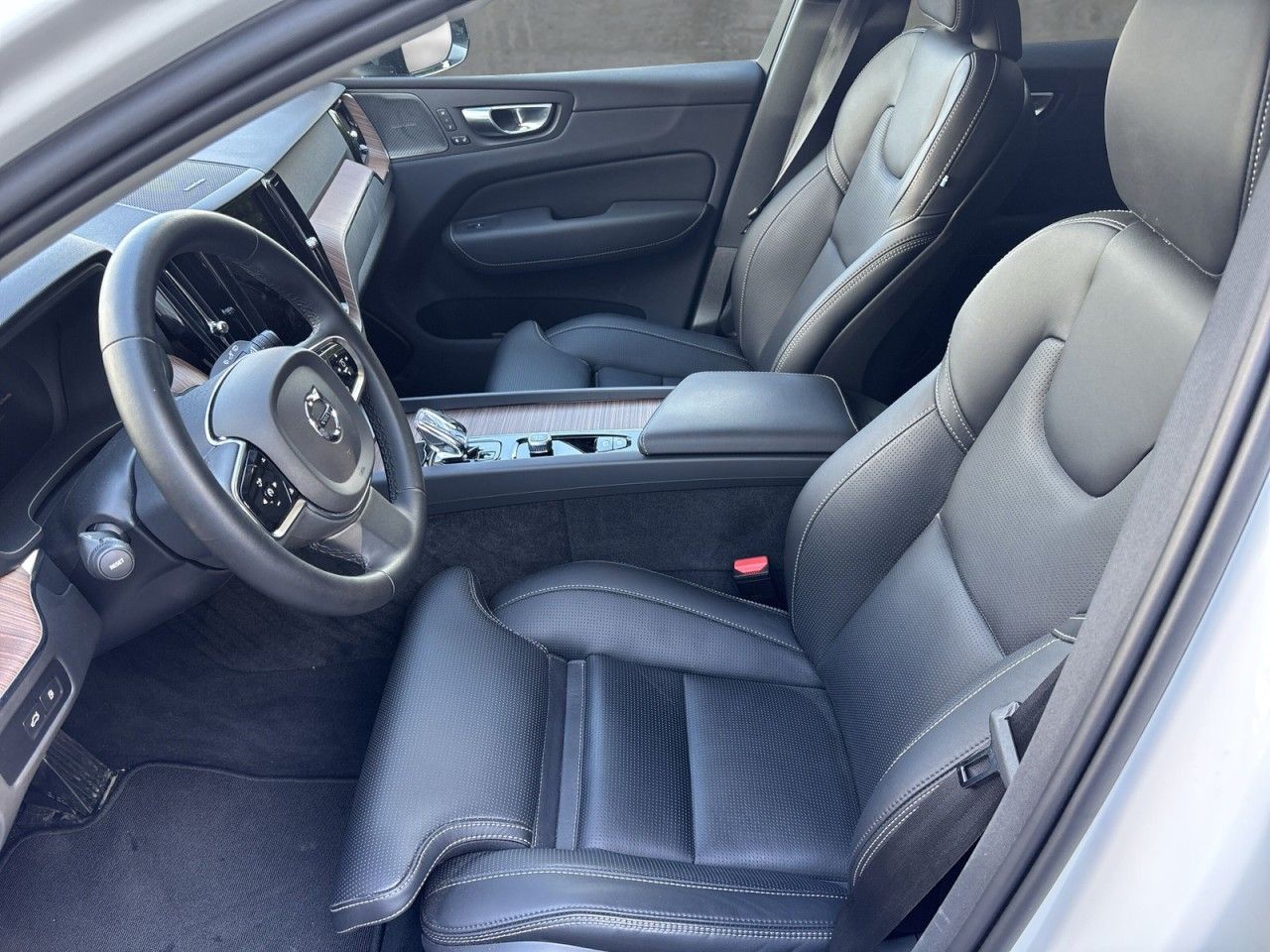 Volvo XC60 T6 AWD Plus Dark Plug-In - Samsaru's Car Outlet