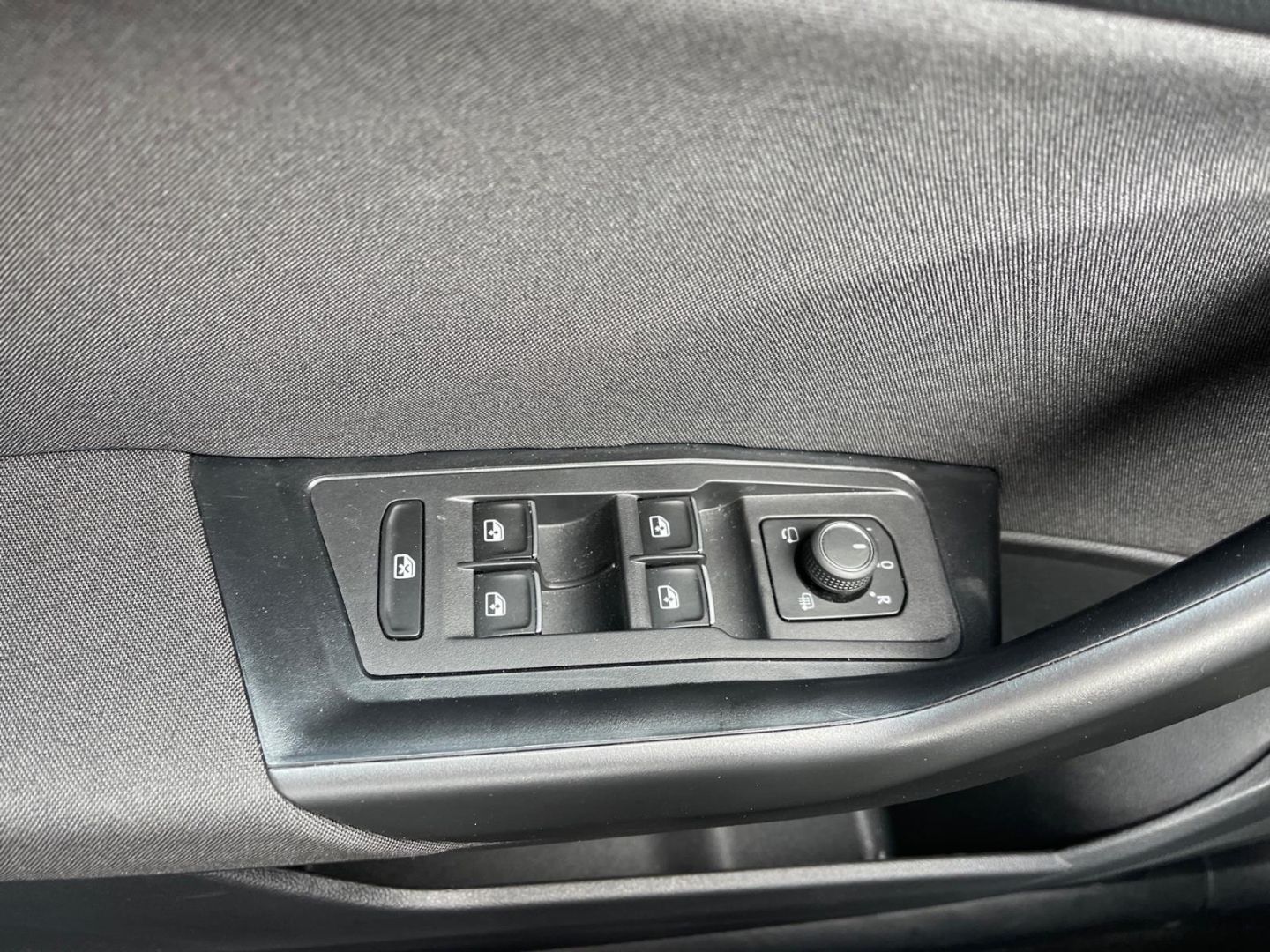 Volkswagen T-Roc Active 2.0 TDI DSG - Samsaru's Car Outlet