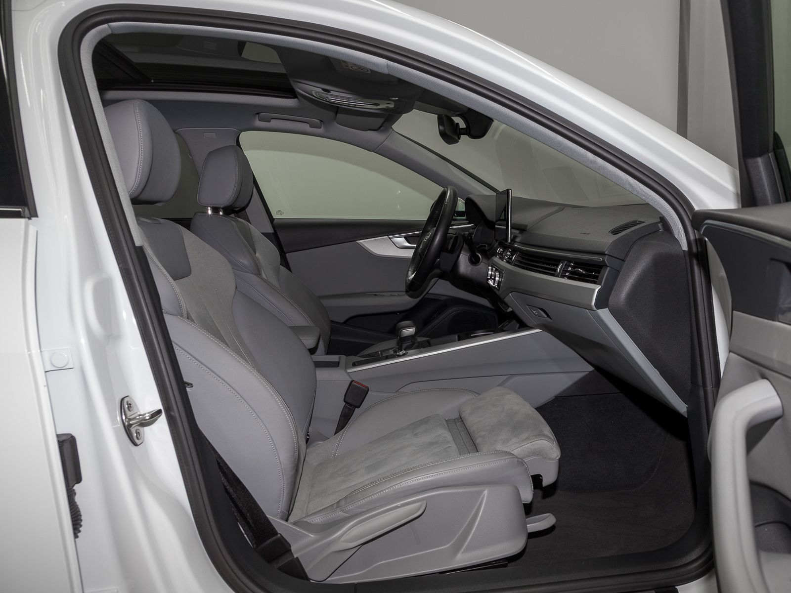 Audi A4 Avant 35 TFSI S LINE - Samsaru's Car Outlet
