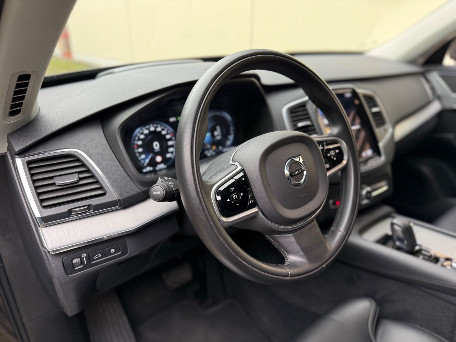Volvo XC 90 T8 Inscription - Samsaru's Car Outlet