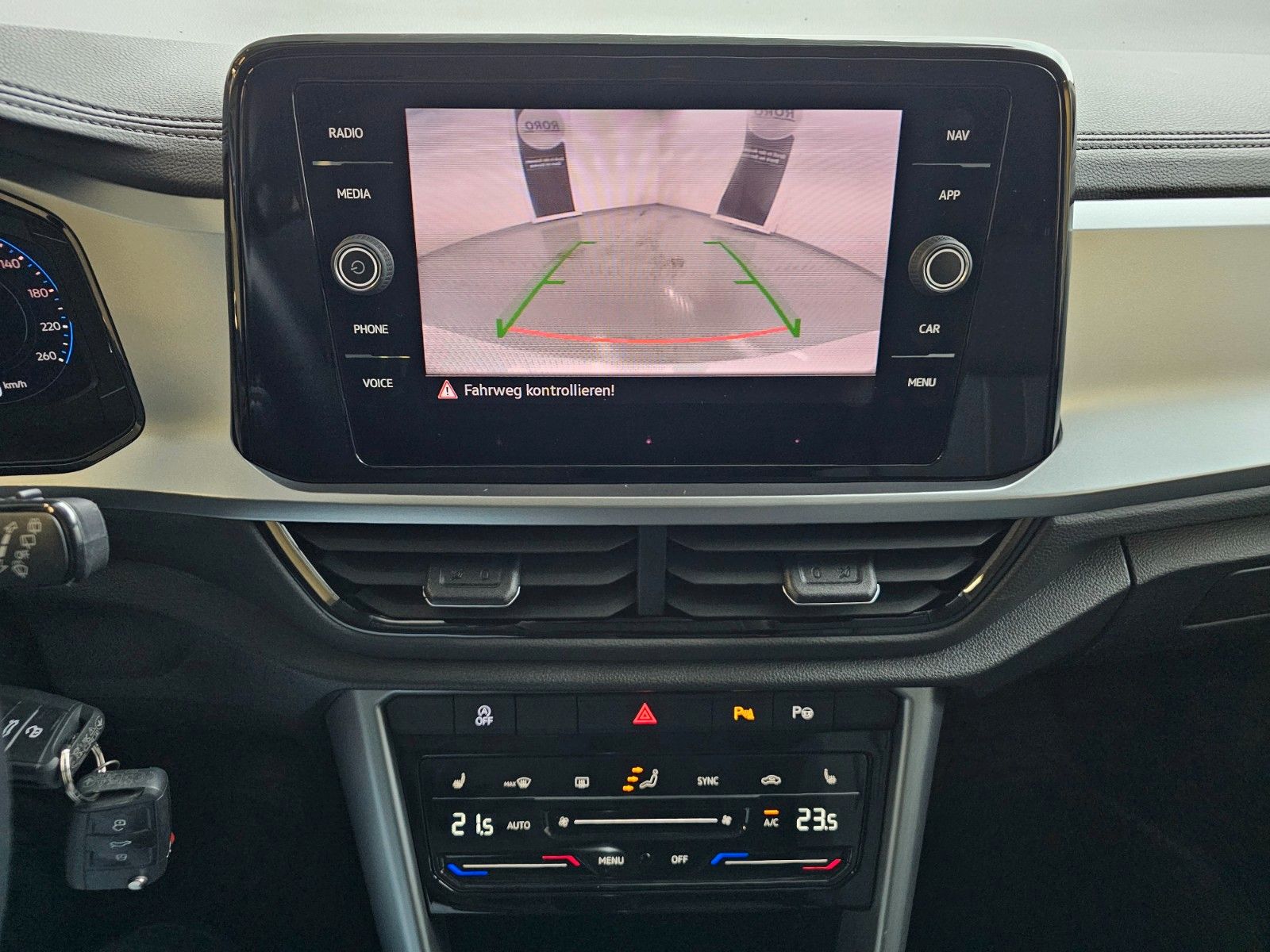 Volkswagen T-Roc 1.5 TSI Life - Samsaru's Car Outlet