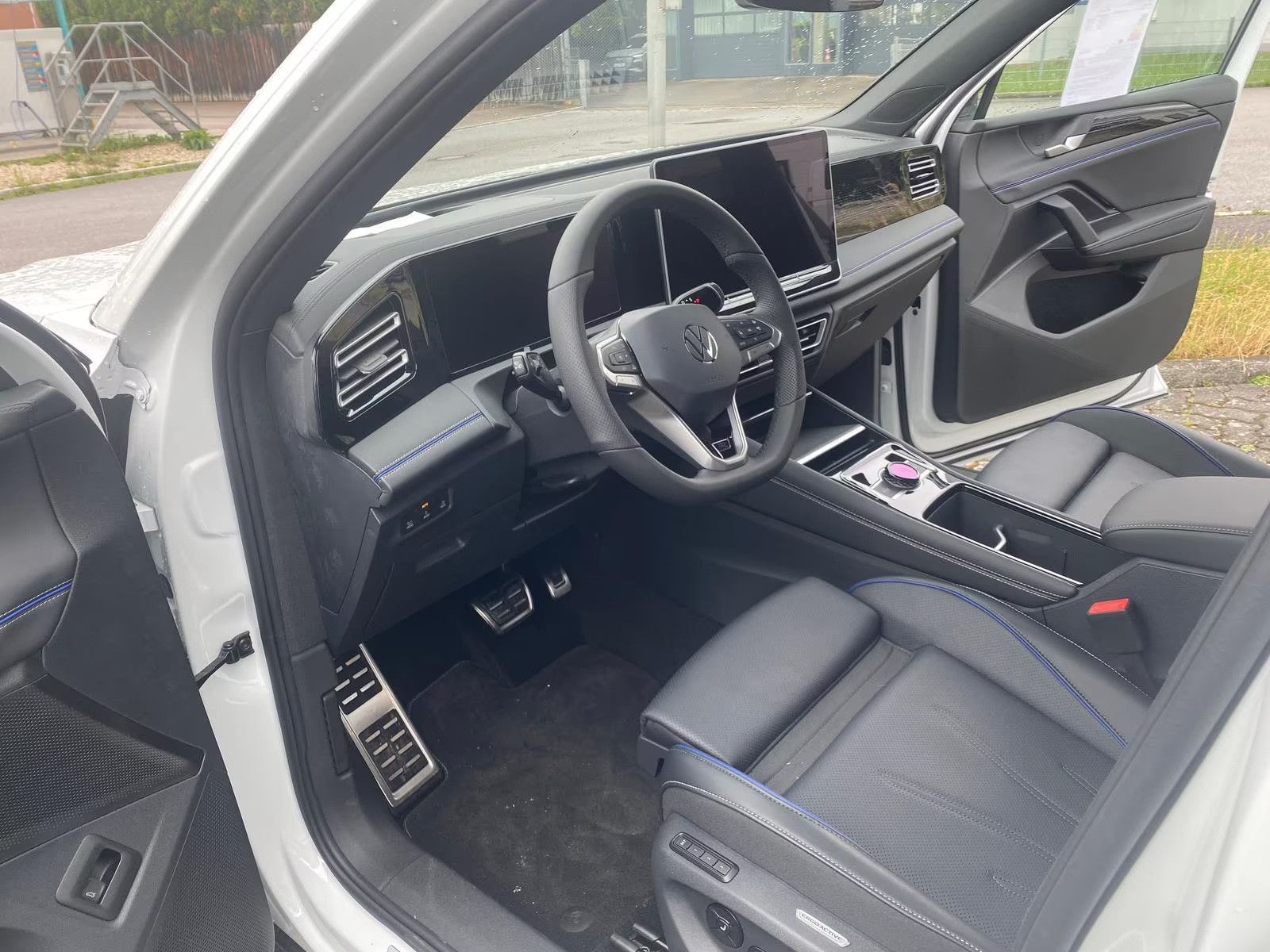 Volkswagen Tiguan TDI R-Line AHK 20Z Area Black Leder Pano