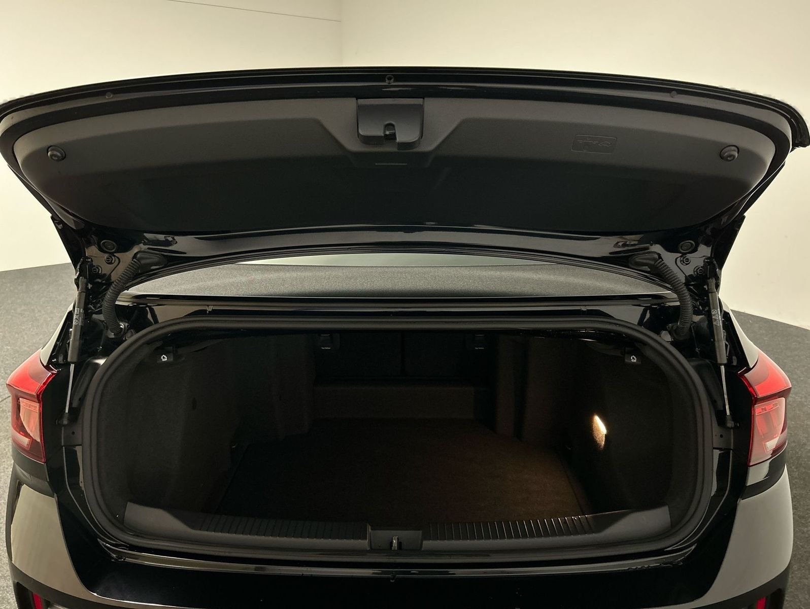 Volkswagen T-Roc 1.5 TSI - Samsaru's Car Outlet