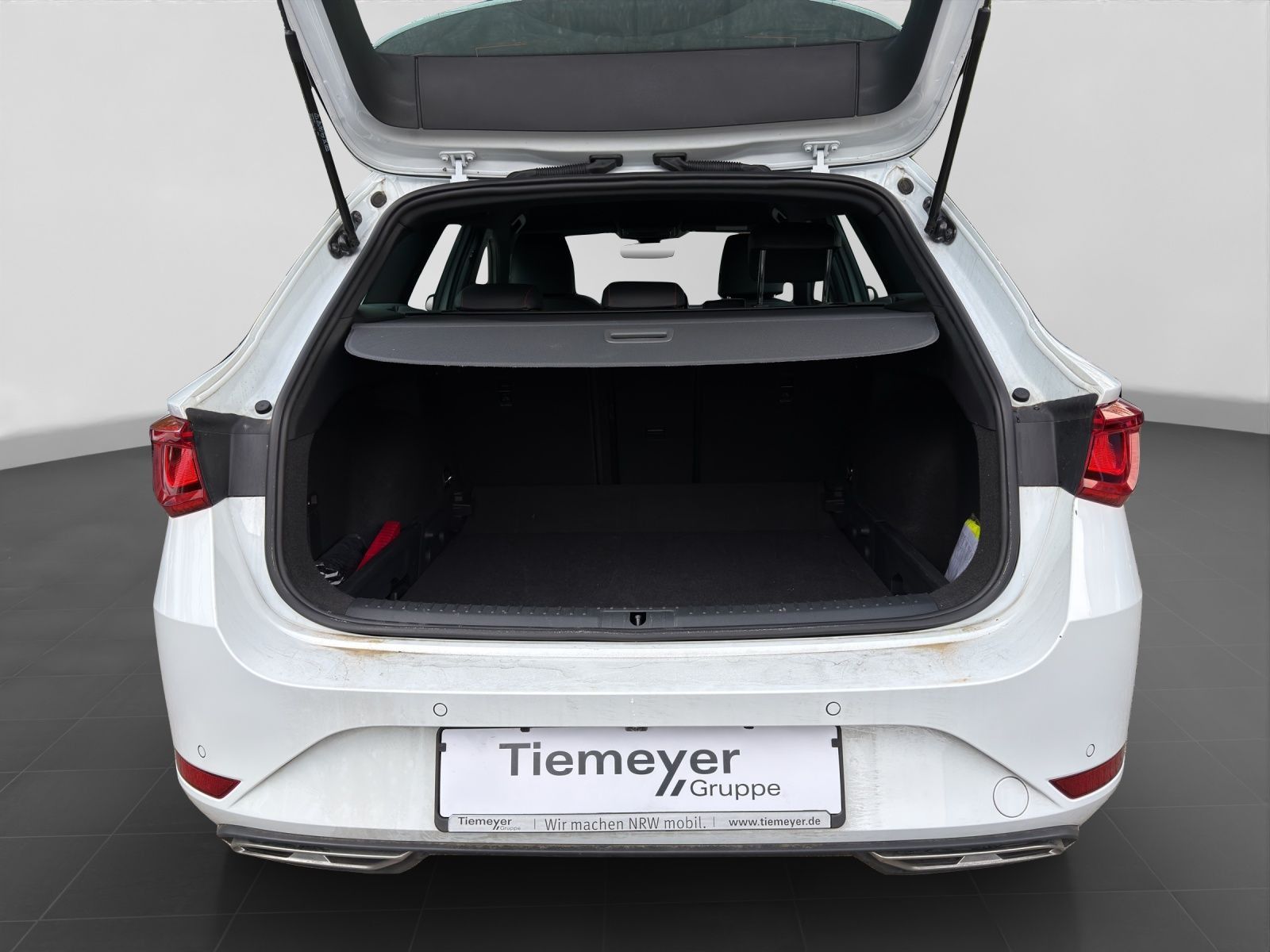Seat Leon Sportstourer 2.0 TDI DSG FR NAVI AHK ACC GJ