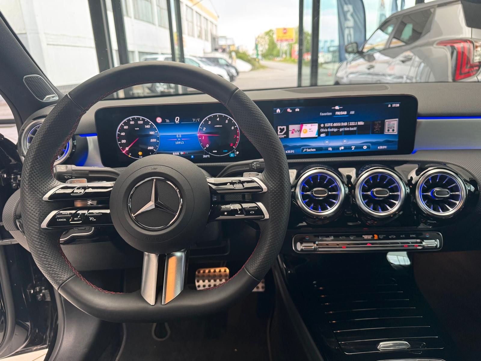 Mercedes-Benz A 200 AMG Line Advanced Plus - Samsaru's Car Outlet
