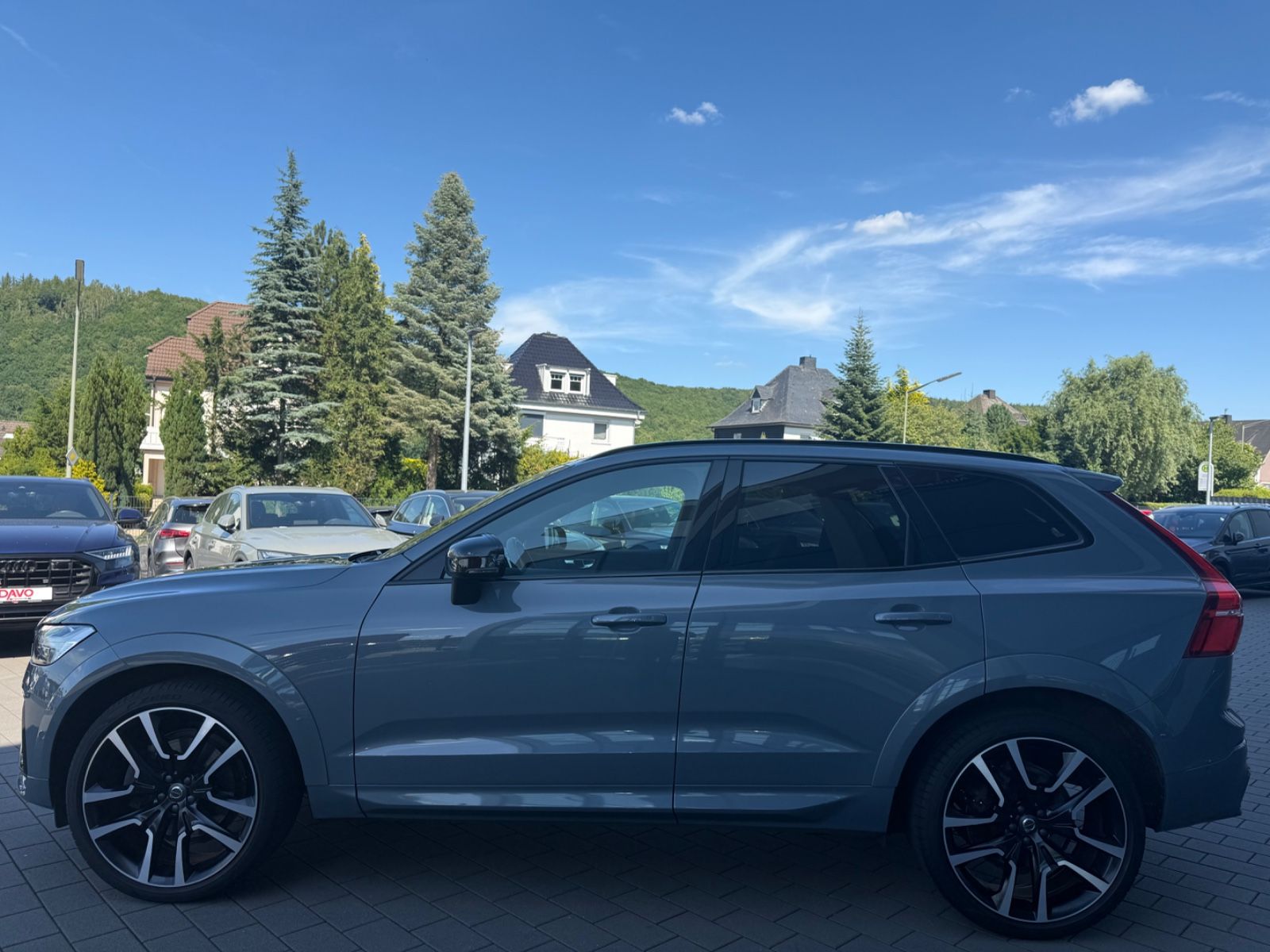 Volvo XC60 R-Design - Samsaru's Car Outlet