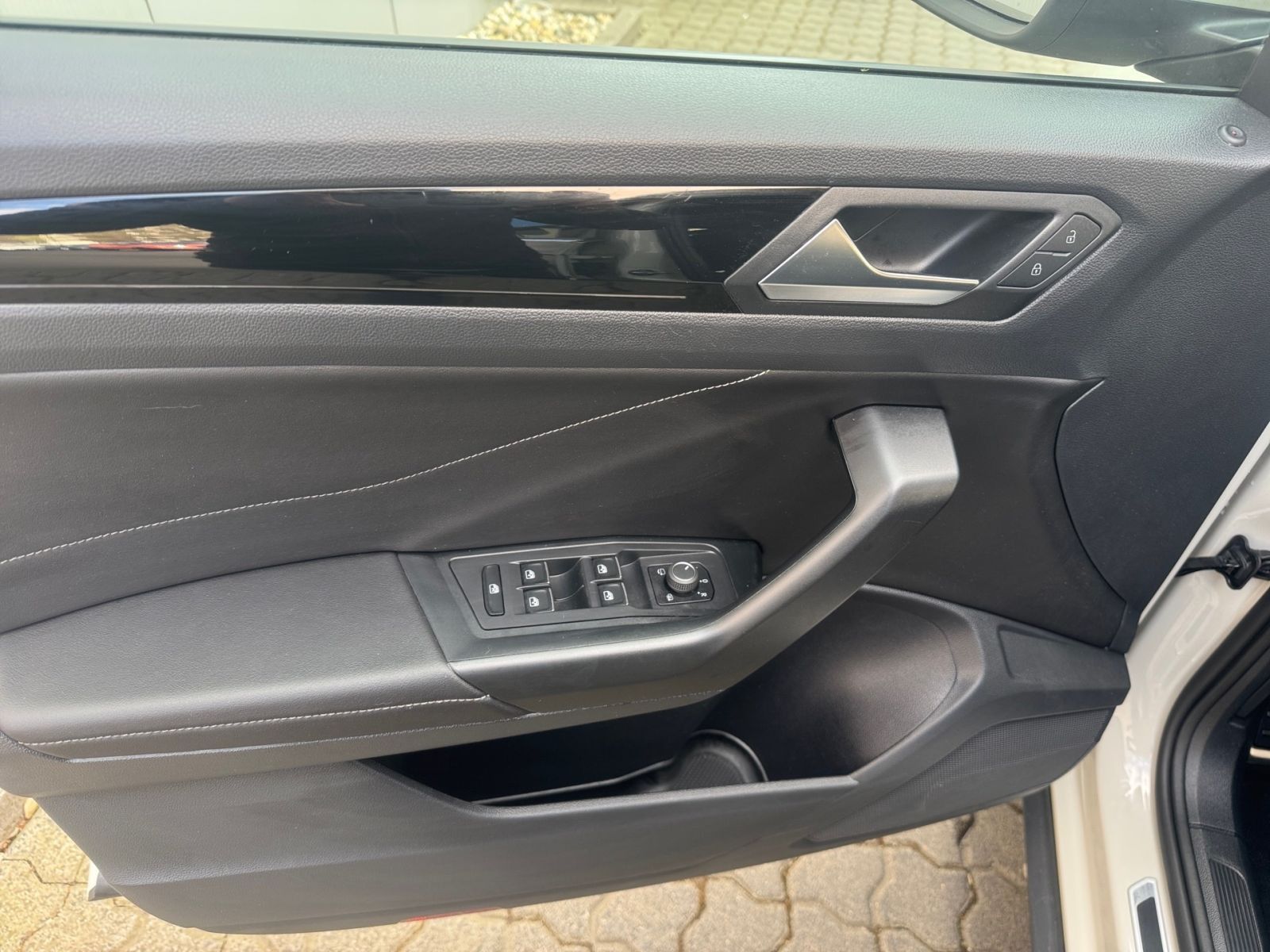 Volkswagen T-Roc 2.0 TDI DSG R-Line - Samsaru's Car Outlet