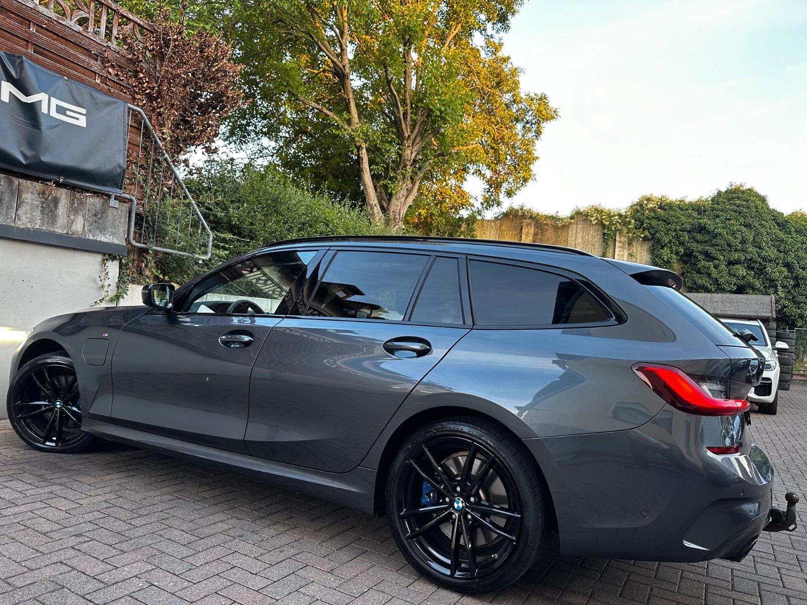 BMW 330e M Sport Shadow - Samsaru's Car Outlet