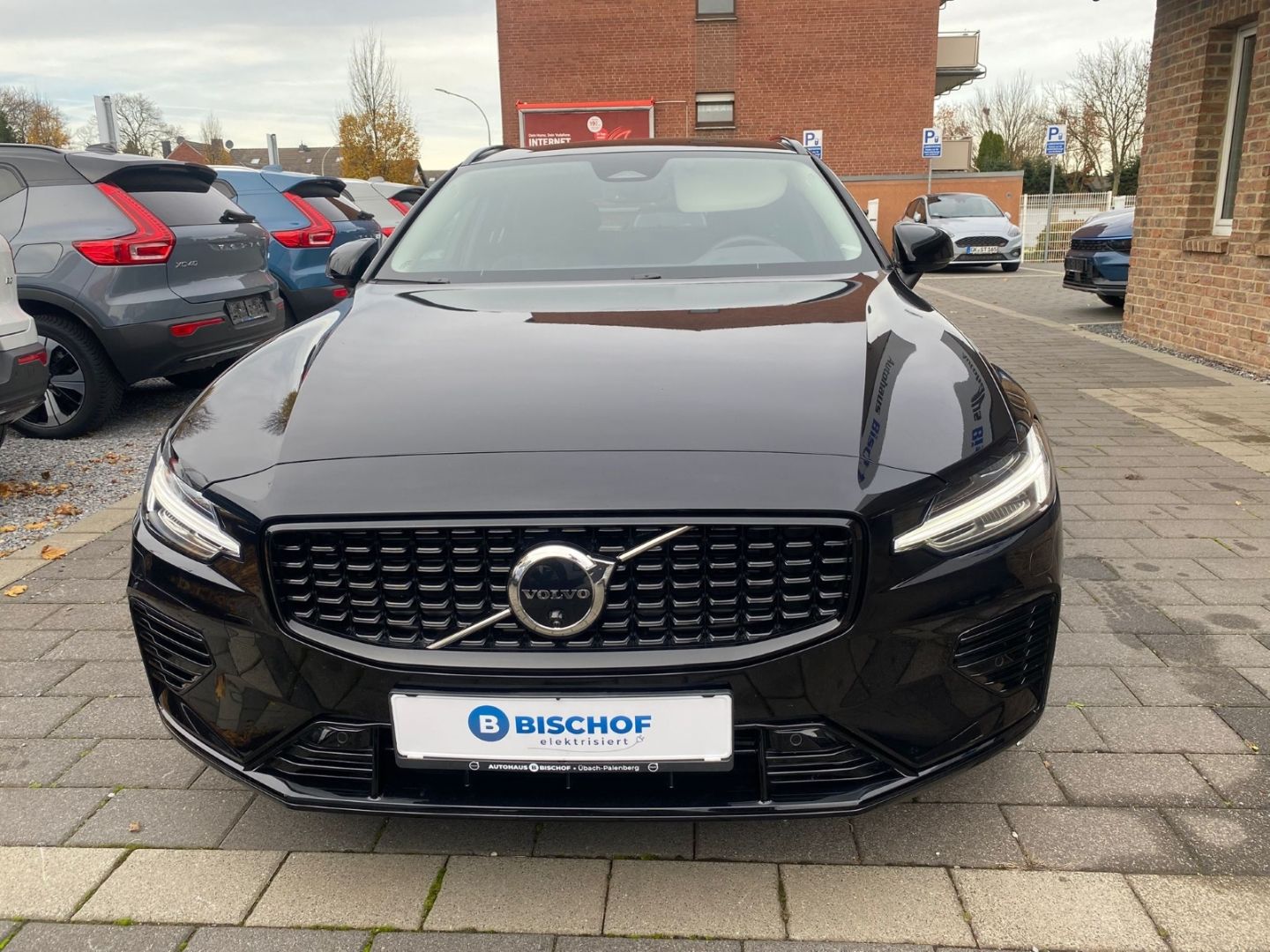 Volvo V60 T6 Plus Dark Plug-In Hybrid AWD AHK 360 Harm