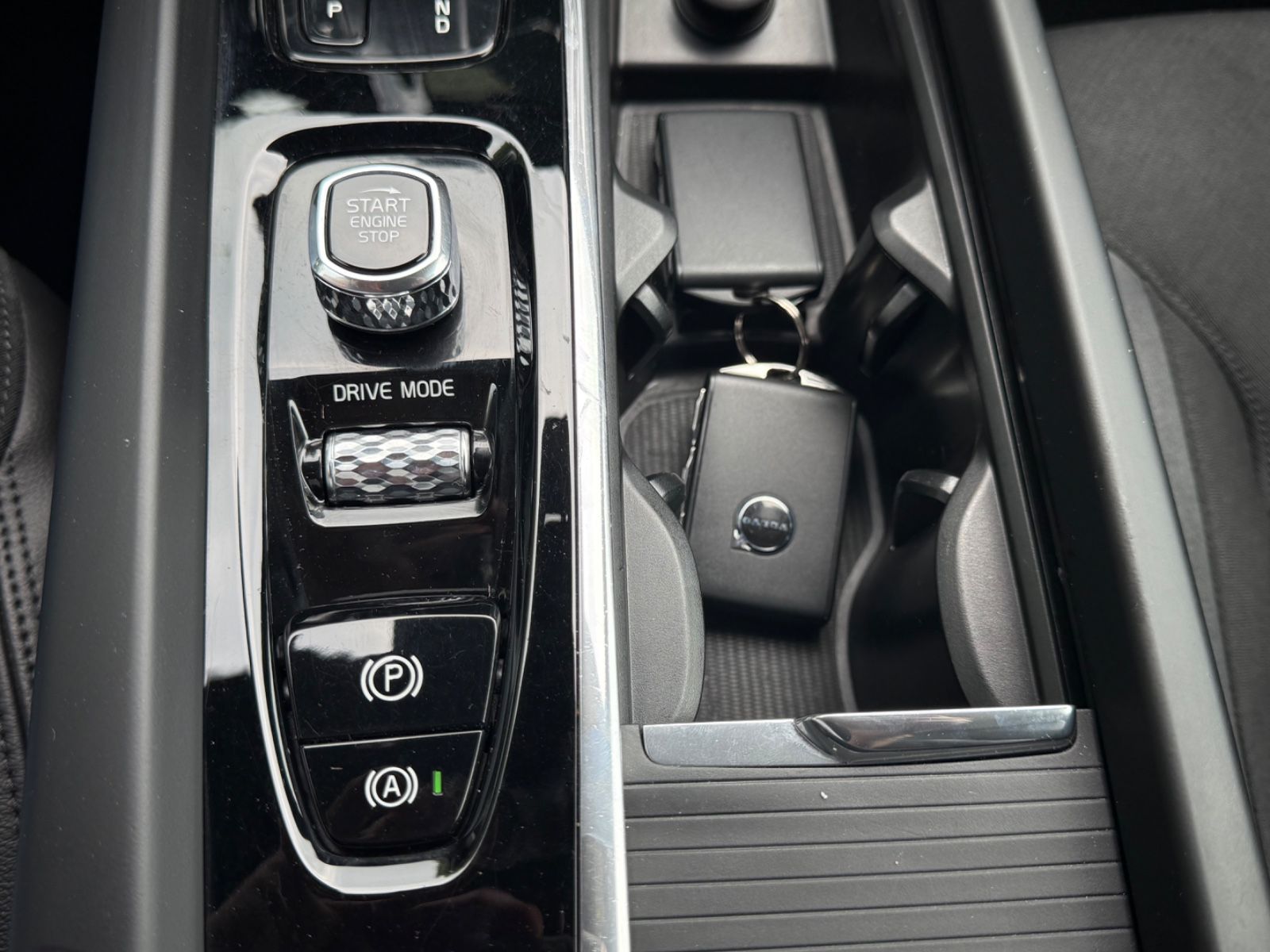 Volvo XC60 Momentum Pro AWD - Samsaru's Car Outlet