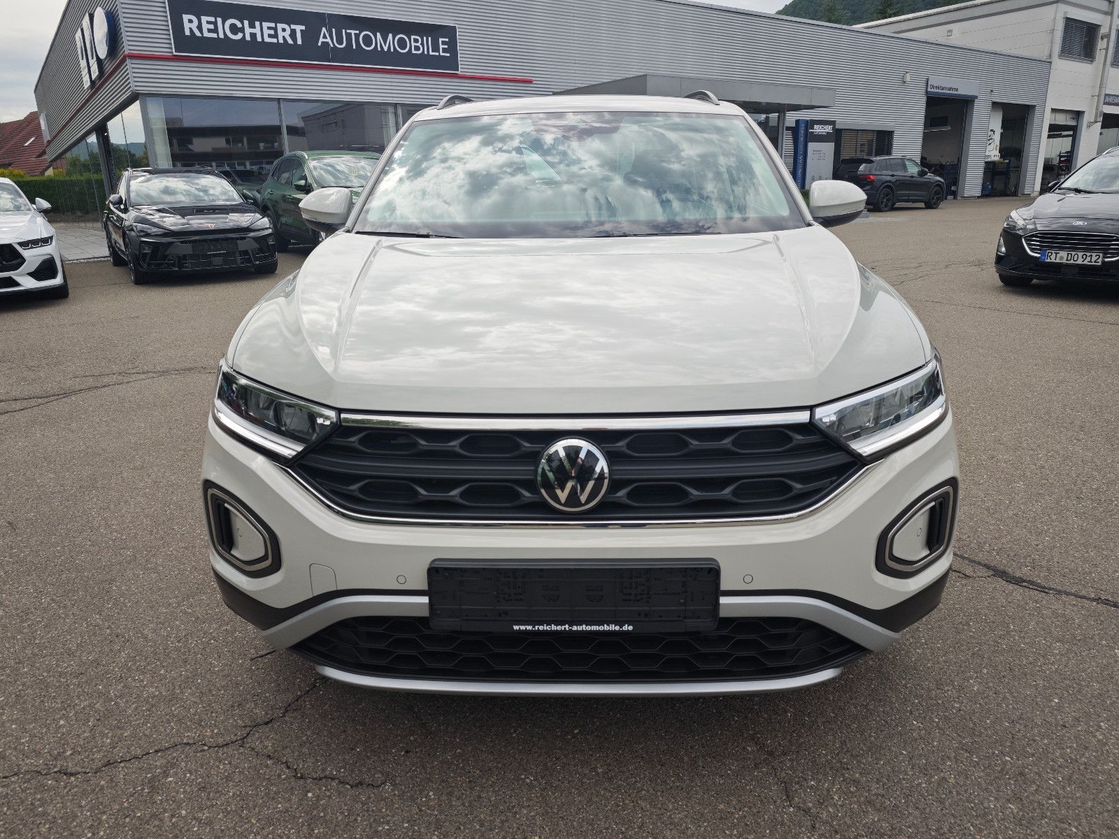 Volkswagen T-Roc Life - Samsaru's Car Outlet