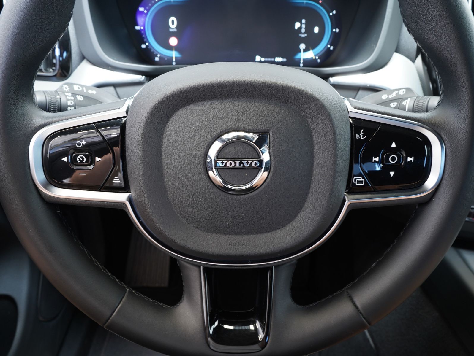Volvo XC60 B4 D AWD Plus Dark - Samsaru's Car Outlet