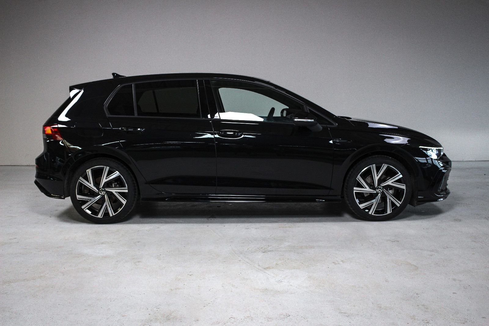 Volkswagen Golf R-Line Black - Samsaru's Car Outlet