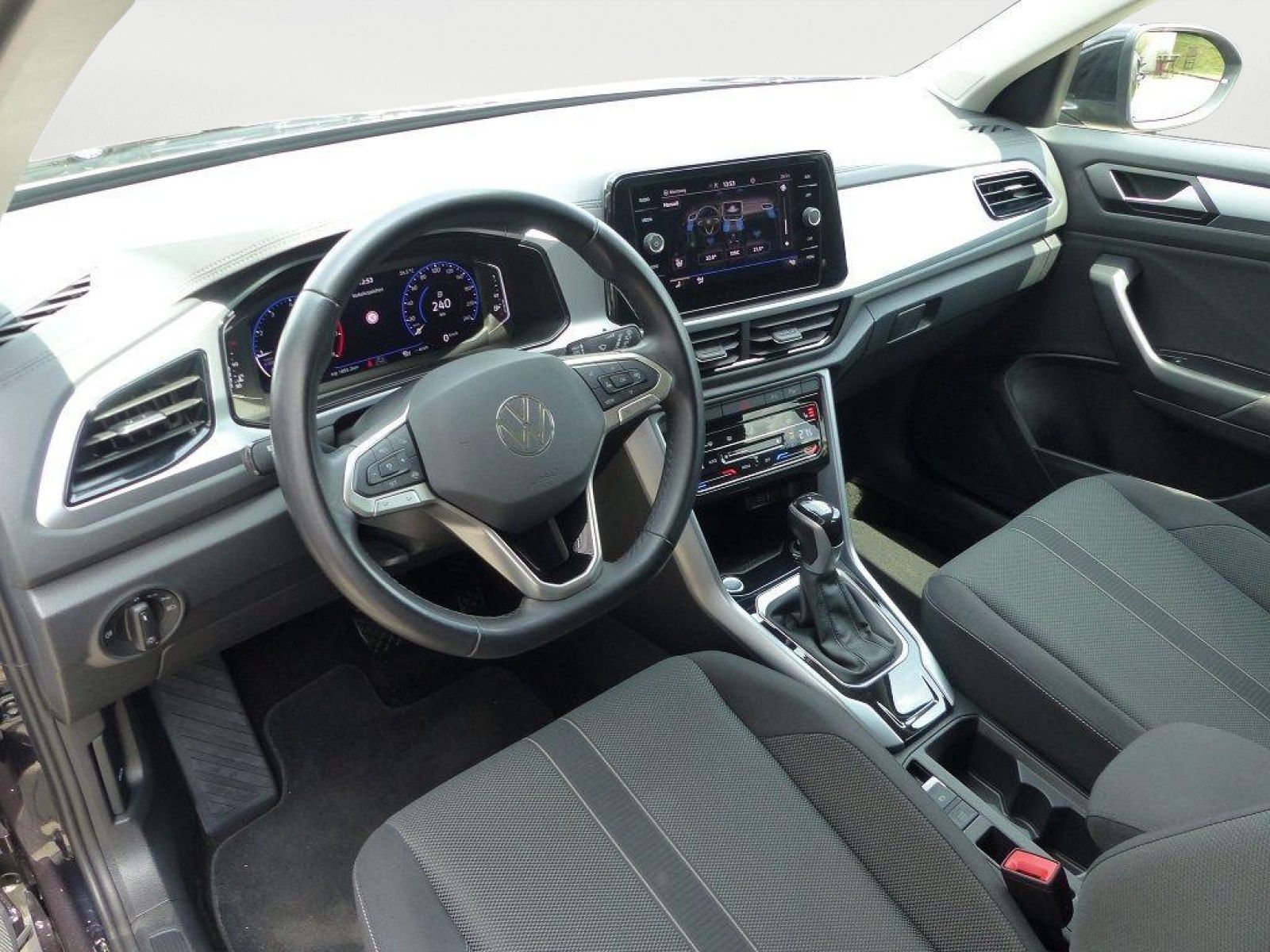 Volkswagen T-Roc 1.5 TSI DSG Life - Samsaru's Car Outlet