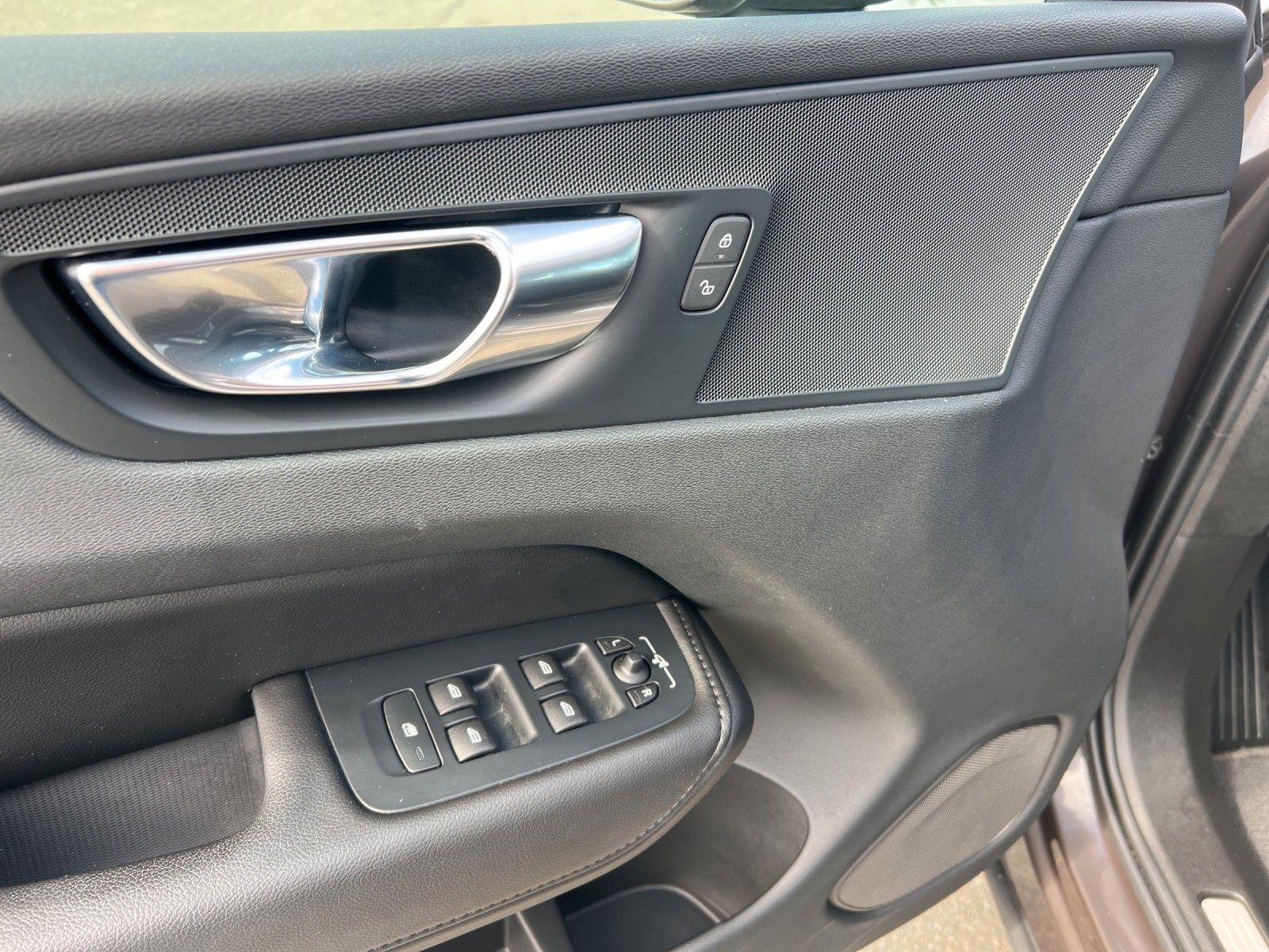 Volvo XC60 B4 Momentum Pro Geartronic AWD - Samsaru's Car Outlet