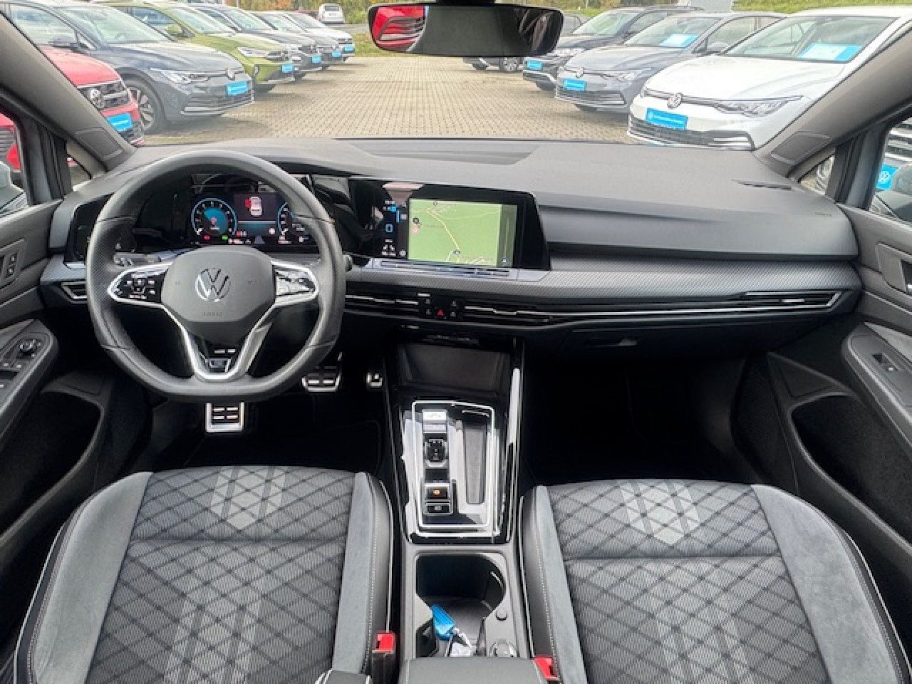 Volkswagen Golf VIII R-Line 1.5 eTSI DSG - Samsaru's Car Outlet