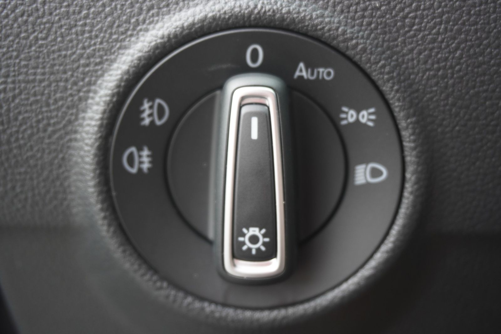 Volkswagen T-Roc 1.5 16V TSI United - Samsaru's Car Outlet
