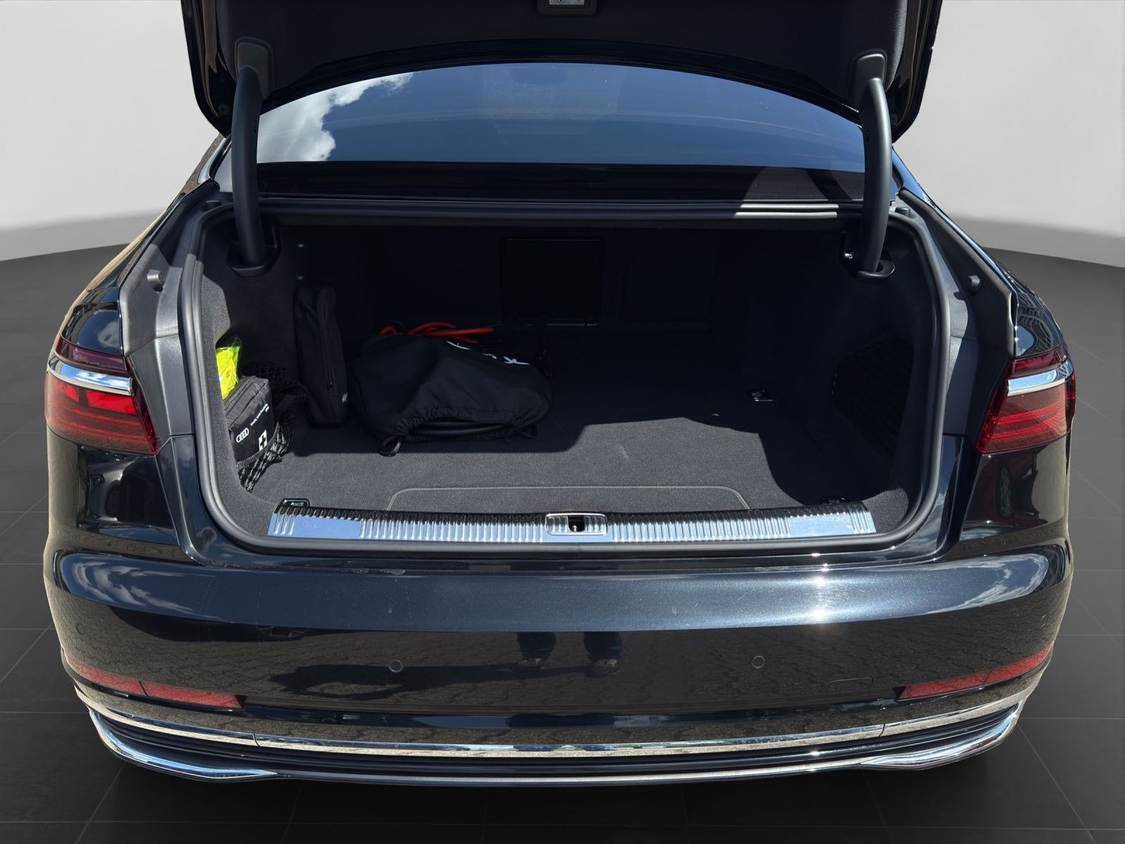 Audi A8 60 TFSIe Q LM20 - Samsaru's Car Outlet