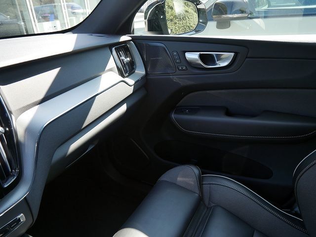 Volvo XC60 B4 Plus Dark SHZ H/K HGSD NAVI FACEL. LED