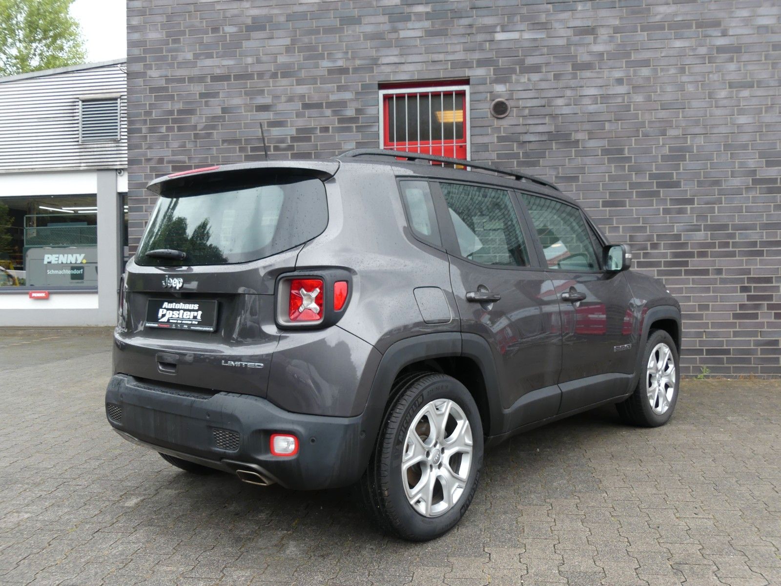 Jeep Renegade Limited FWD - Samsaru's Car Outlet
