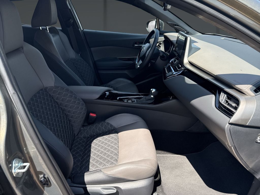 Toyota C-HR 2.0 Hybrid Lounge - Samsaru's Car Outlet