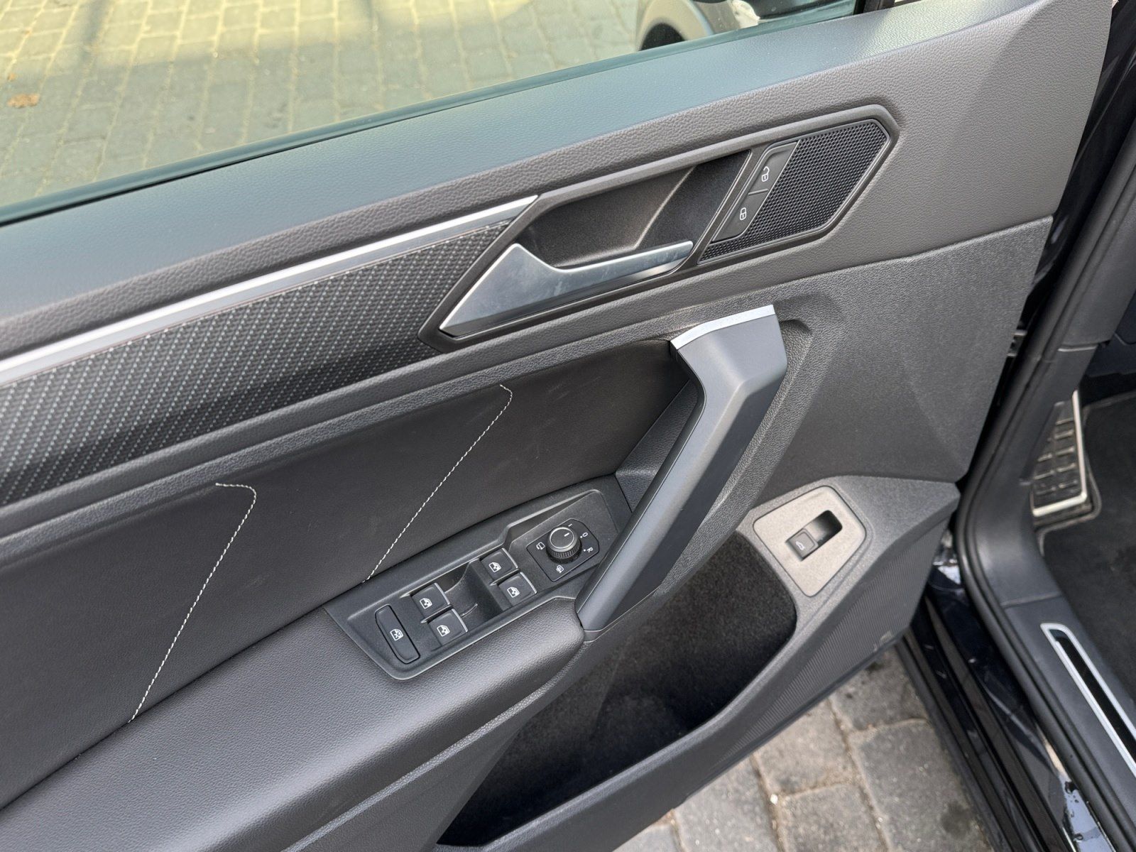 Volkswagen Tiguan 2.0 TDI DSG R-Line 4M NAVI/PANO/AHK