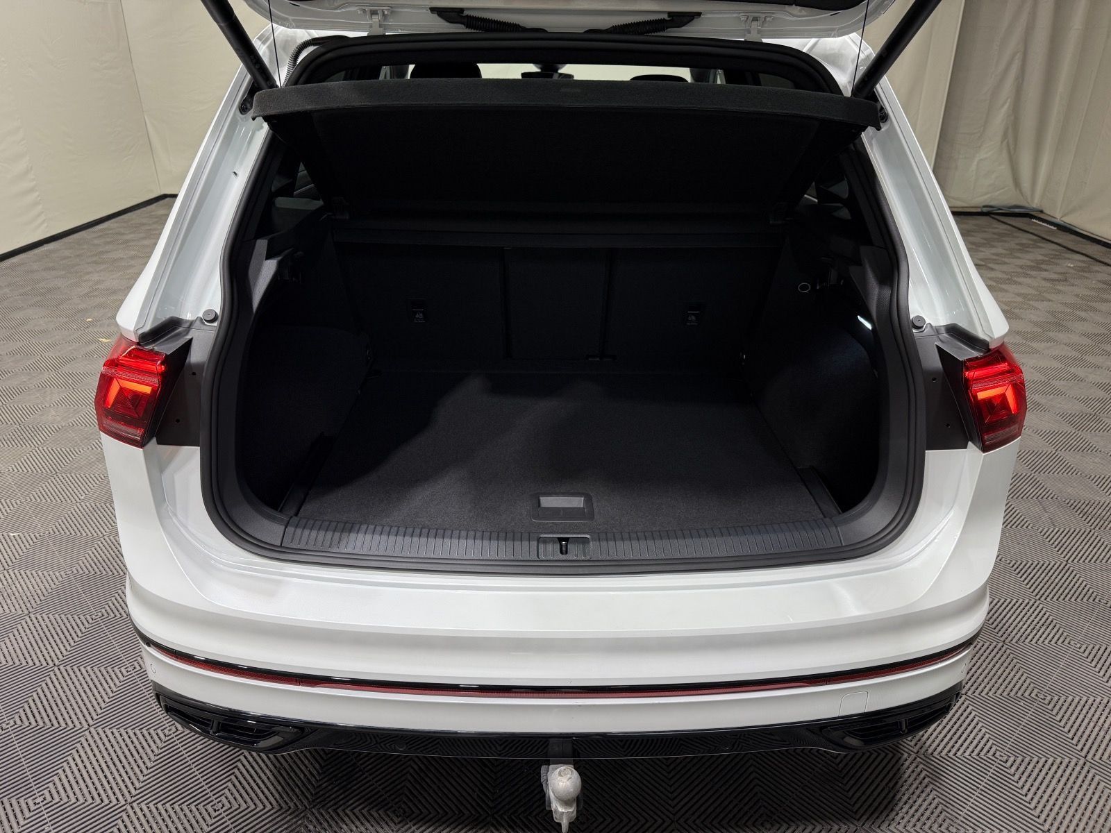 Volkswagen Tiguan R-Line 1.5 TSI DSG - Samsaru's Car Outlet