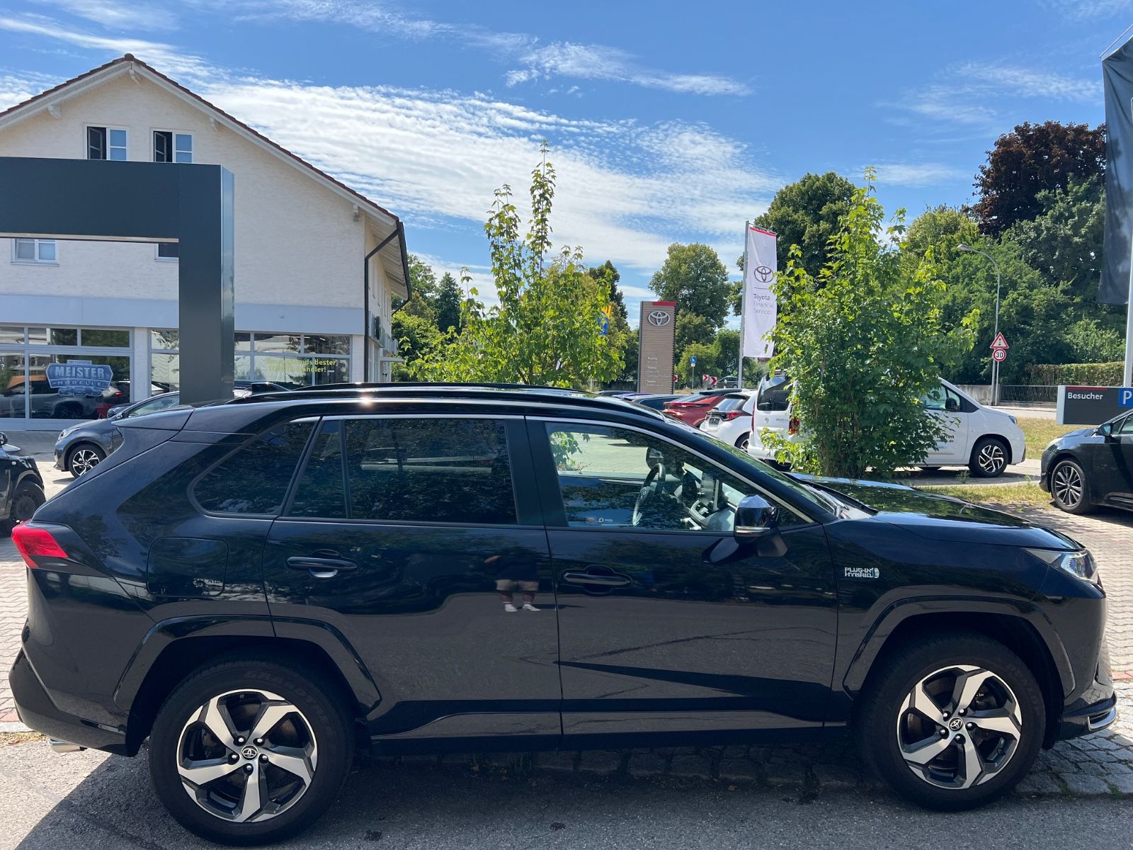 Toyota RAV 4 2.5 Plug-In Hybrid 4x4 - Samsaru's Car Outlet