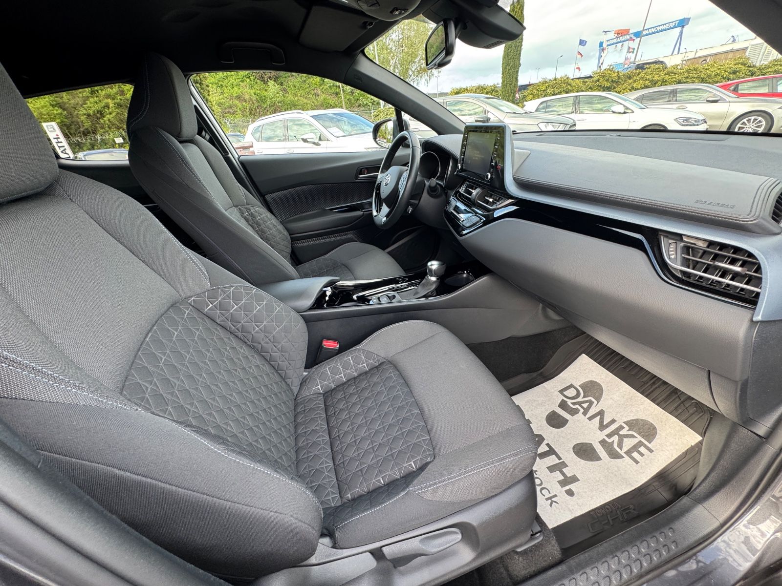 Toyota C-HR Hybrid Style - Samsaru's Car Outlet