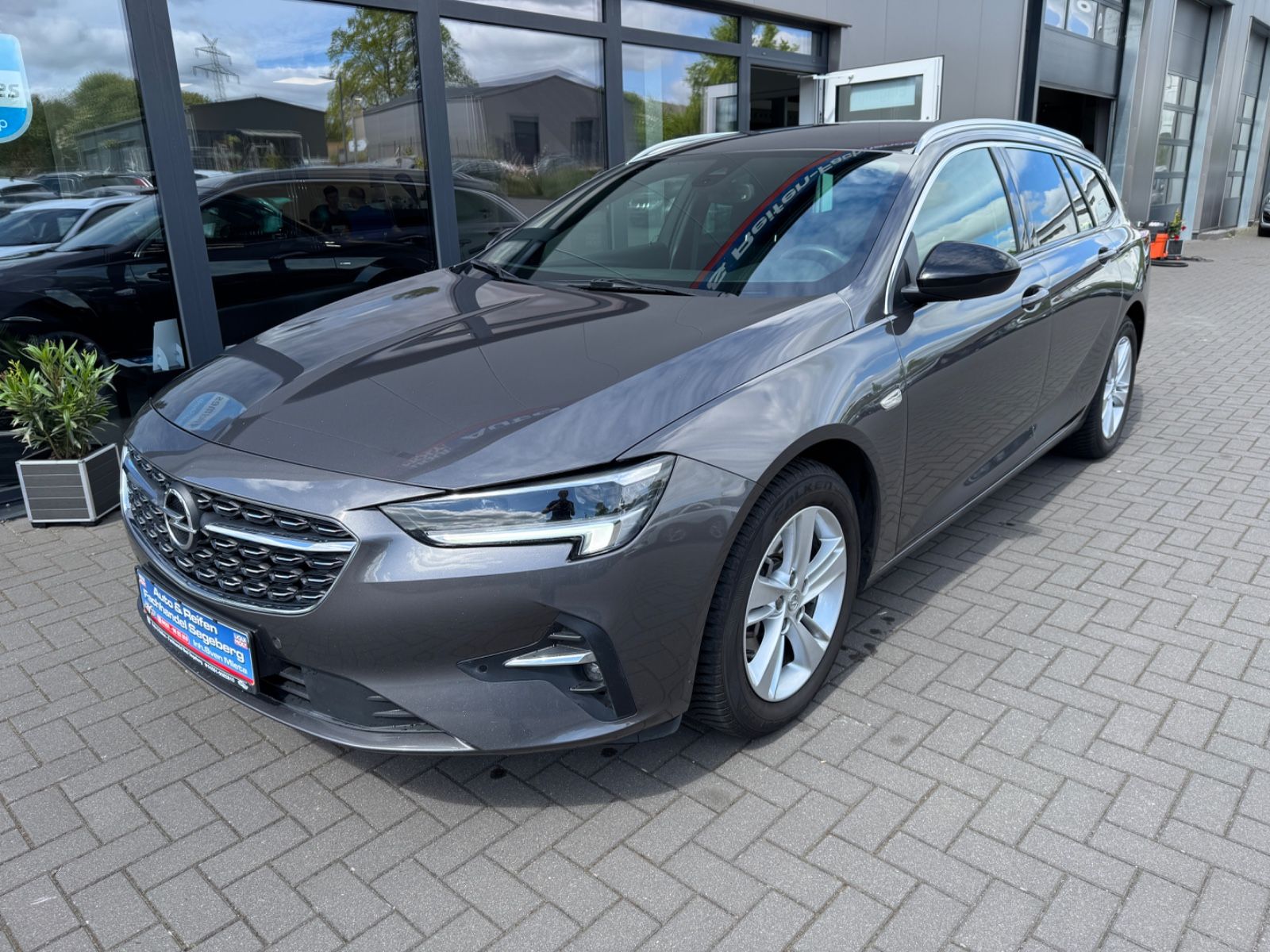 Opel Insignia B Sports Tourer Business - Samsaru's Car Outlet