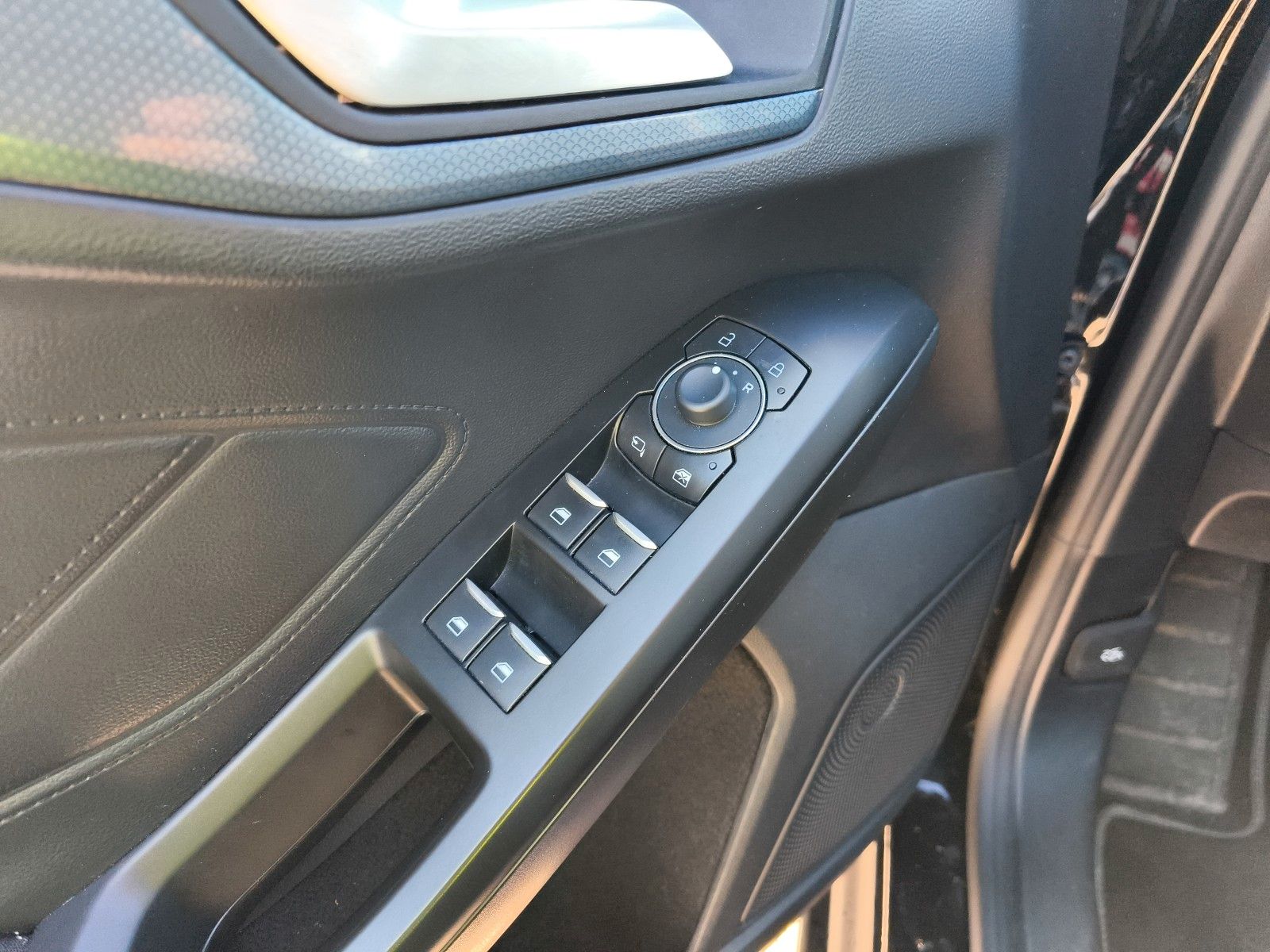 Ford Focus Lim. Active X NAVI LED ACC TOP ZUSTAND