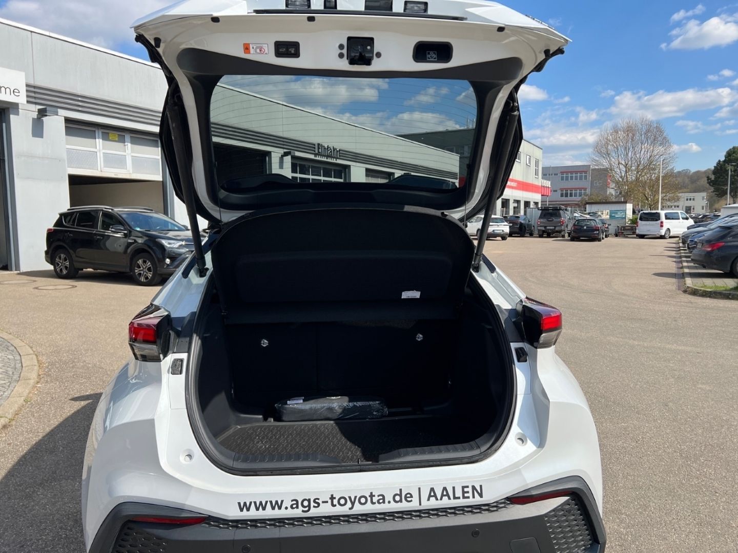 Toyota C-HR 1.8l Hybrid - Samsaru's Car Outlet