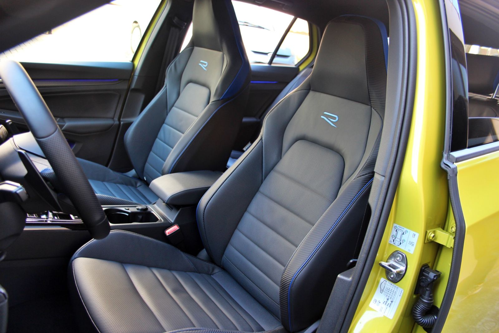 Volkswagen Golf 2.0 TSI R 4Motion - Samsaru's Car Outlet