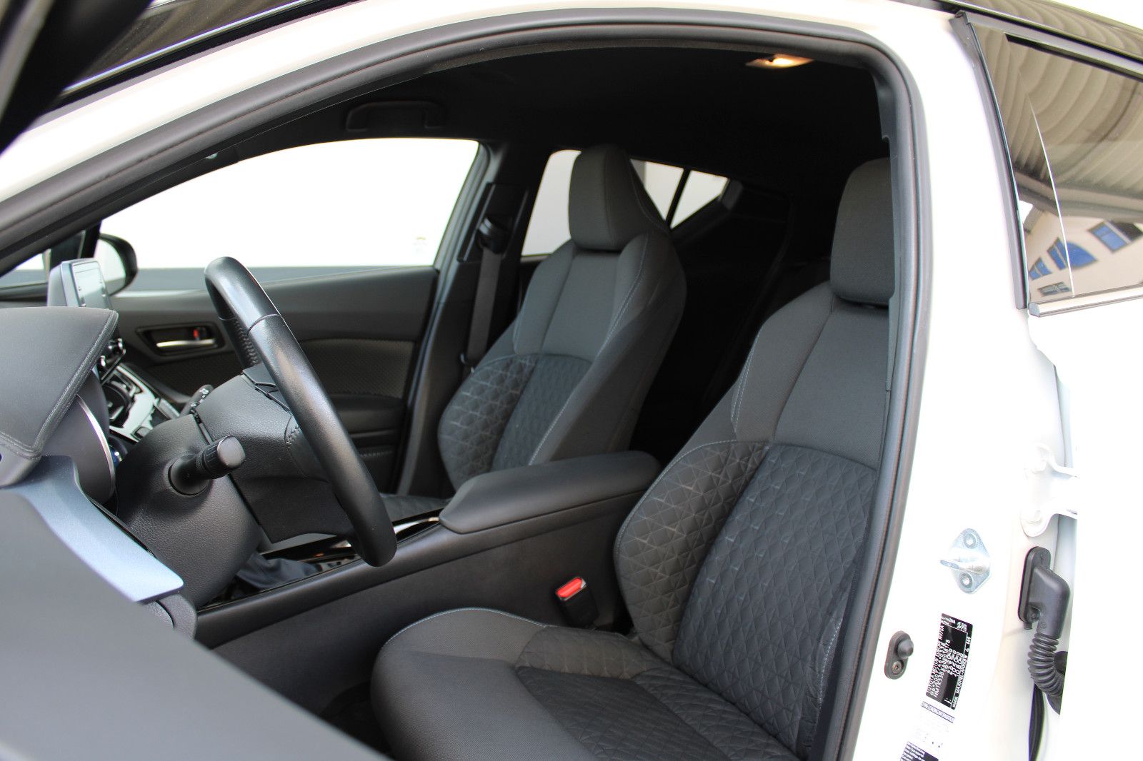 Toyota C-HR 2.0 Hybrid - Samsaru's Car Outlet