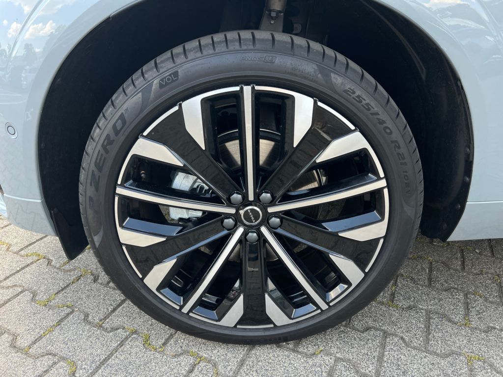 Volvo XC60 B5 AWD Ultra Dark - Samsaru's Car Outlet