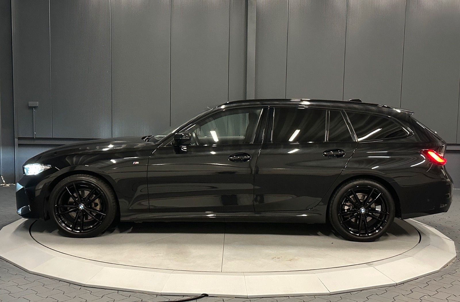 BMW 320d touring xDrive M-Sport Innovation - Samsaru's Car Outlet
