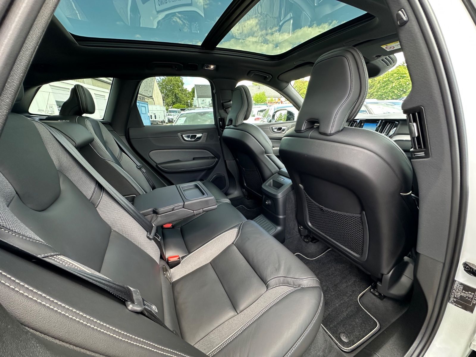 Volvo XC60 R Design T8 AWD Navi Pano HuD ACC AHK Leder