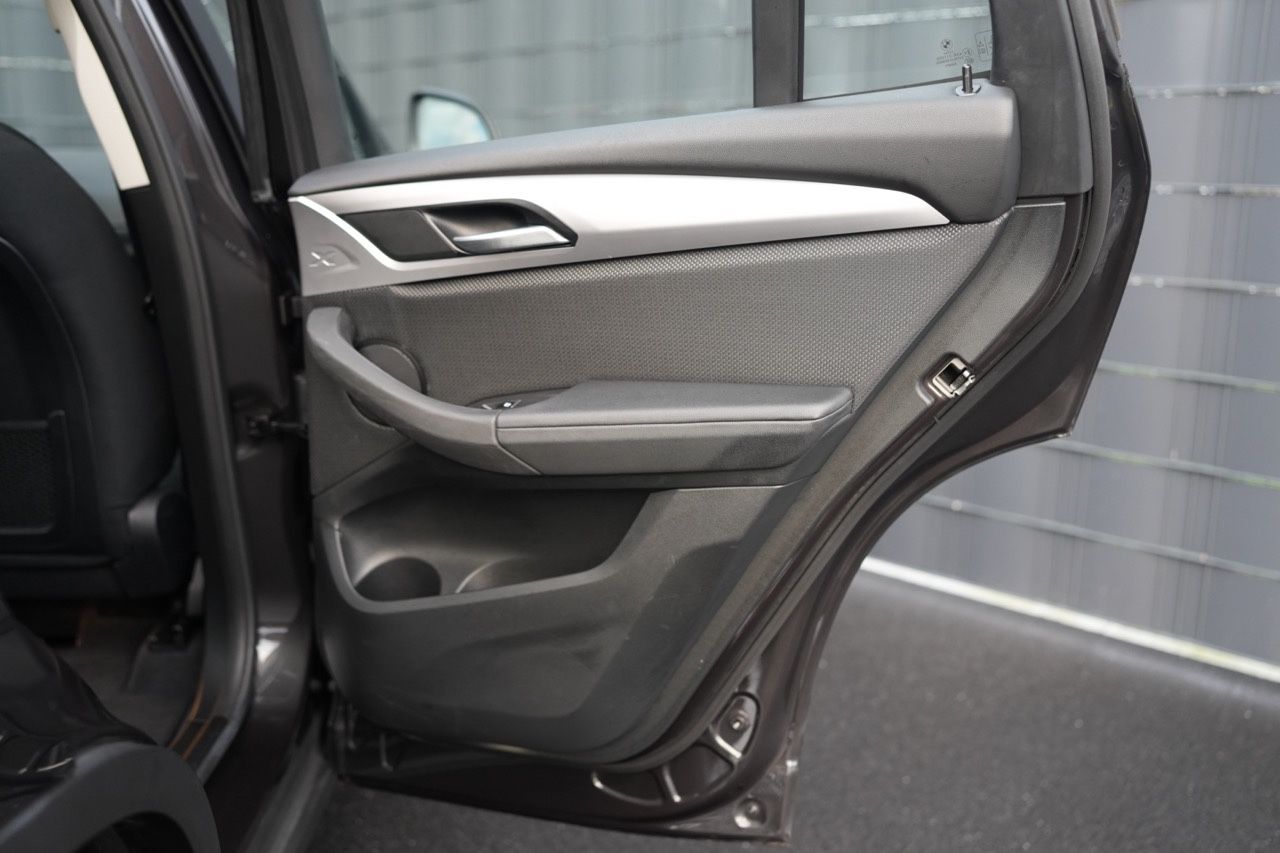 BMW X3 xDrive 20 i Advantage *LIVECOCKPIT*NAVI*