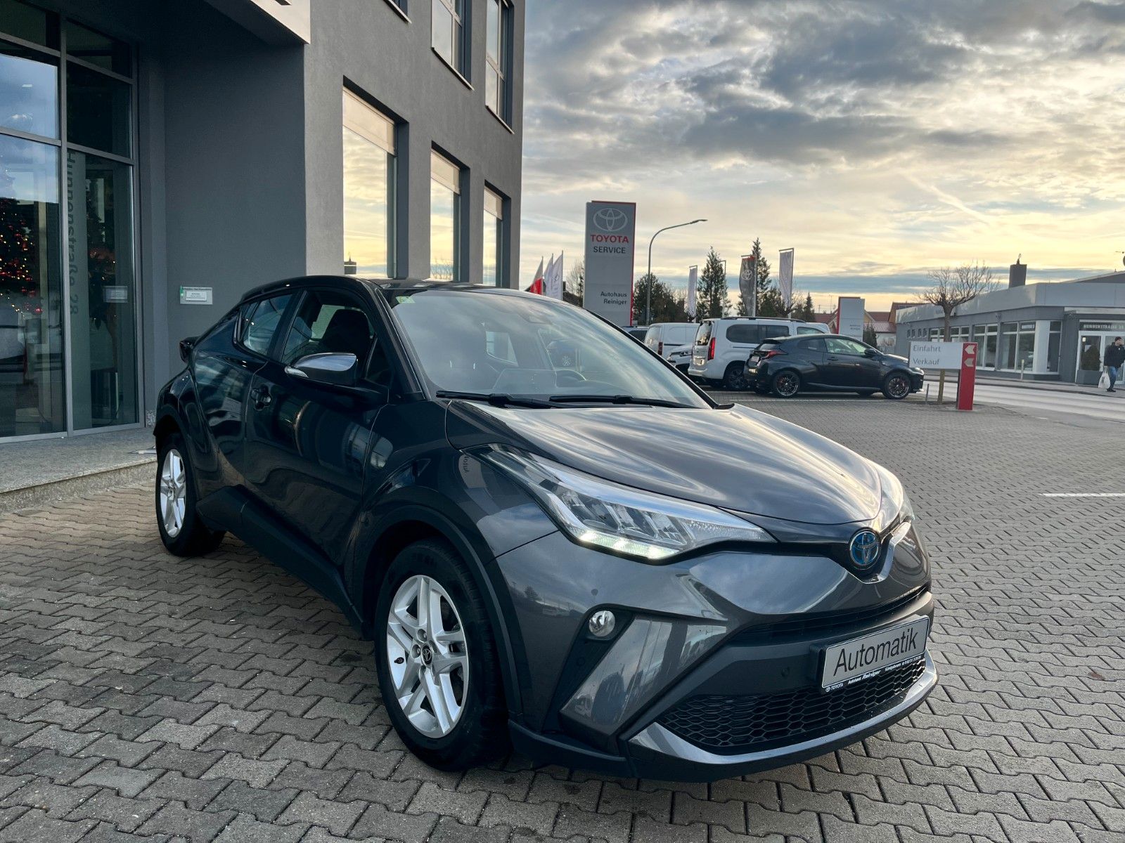 Toyota C-HR 1.8l VVT-i Hybrid - Samsaru's Car Outlet