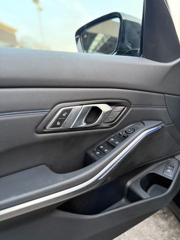 BMW 320 d xDrive M Sport Ambiente Life ALL BLACK - Samsaru's Car Outlet