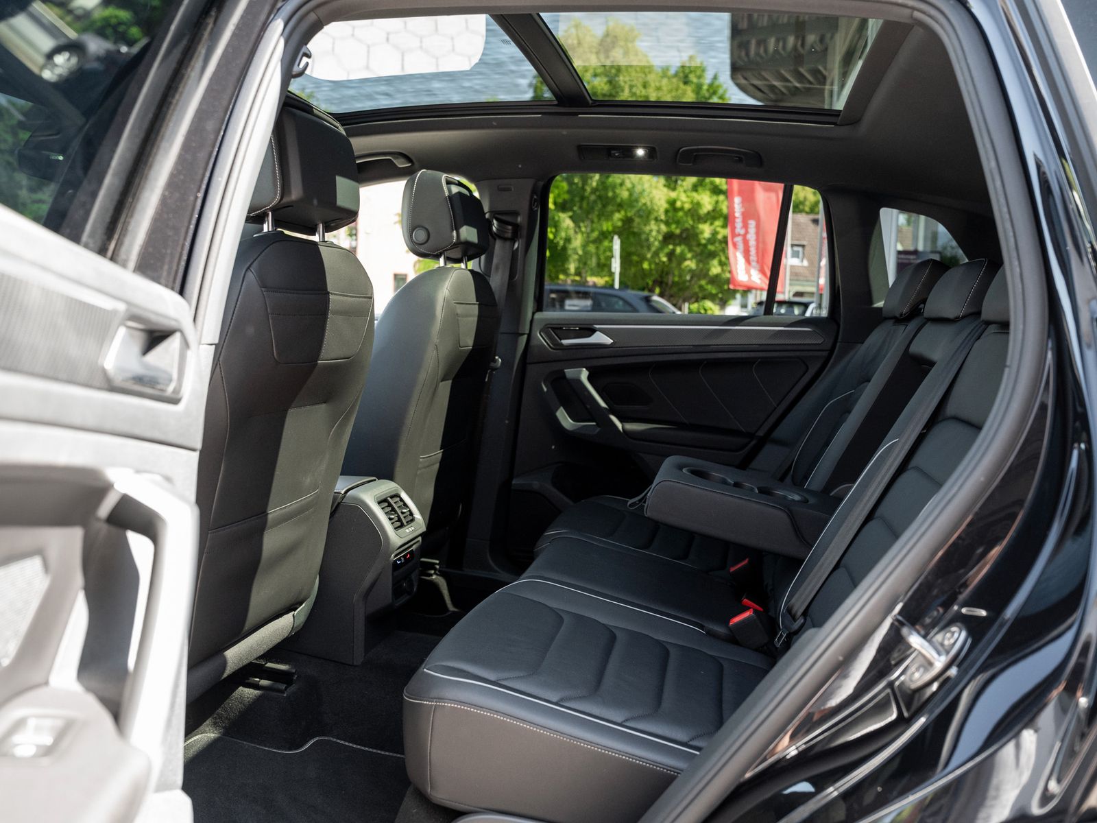 Volkswagen Tiguan R-Line 2.0 TSI - Samsaru's Car Outlet