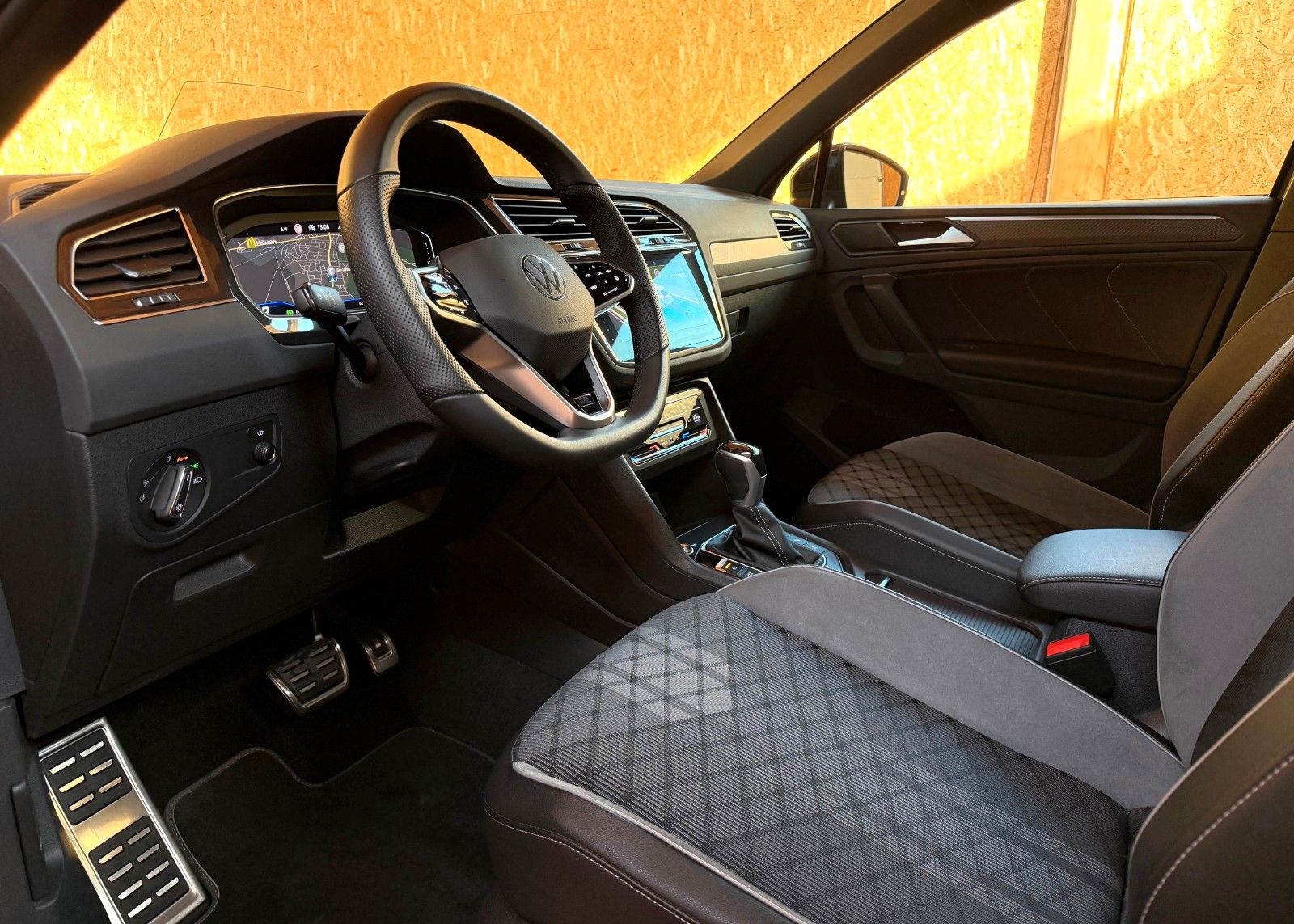 Volkswagen Tiguan R-LINE BLACK Pano 360° HuD Assist+ AHK 20