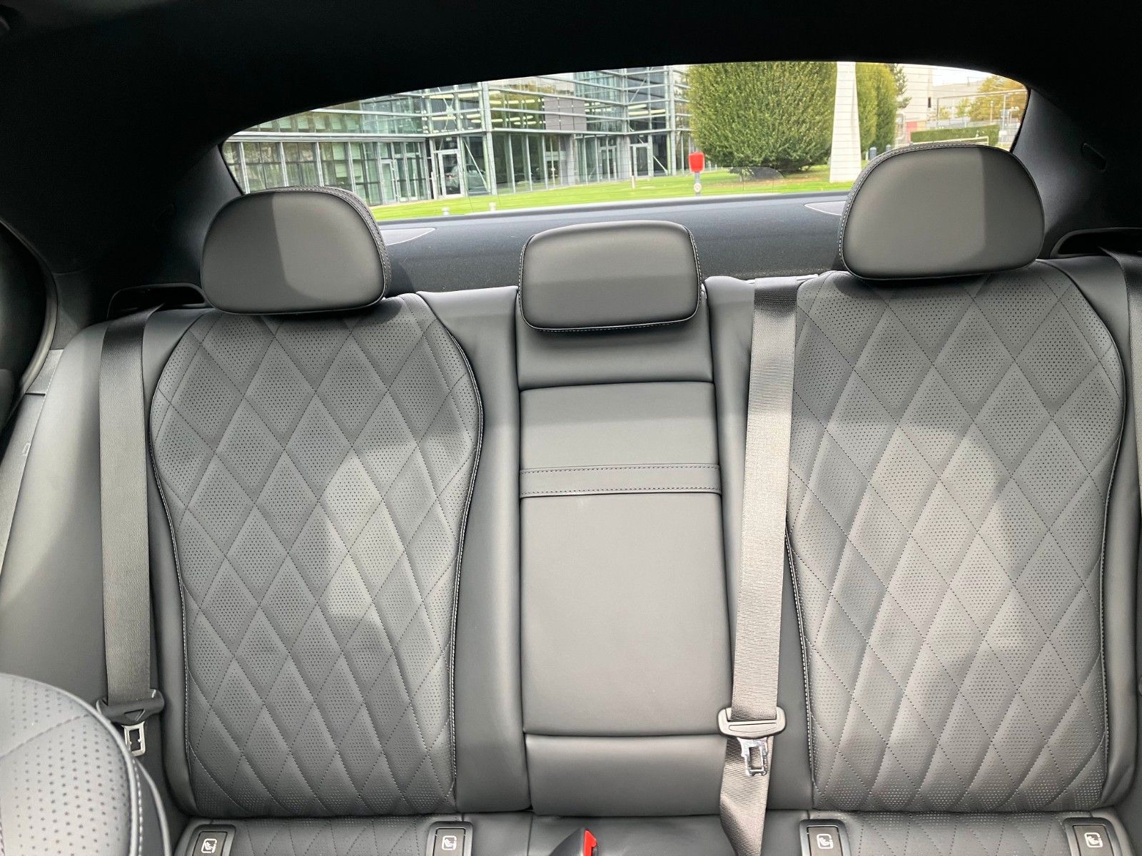 Mercedes-Benz E 400 e 4Matic AMG Line - Samsaru's Car Outlet